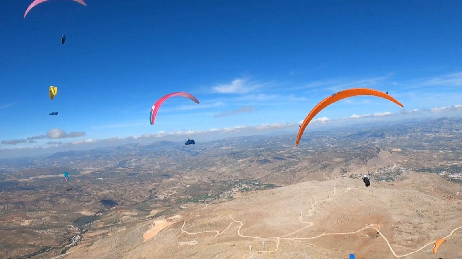 Un grupo de personas practicando esta disciplina deportiva durante el desarrollo de una competición previa.