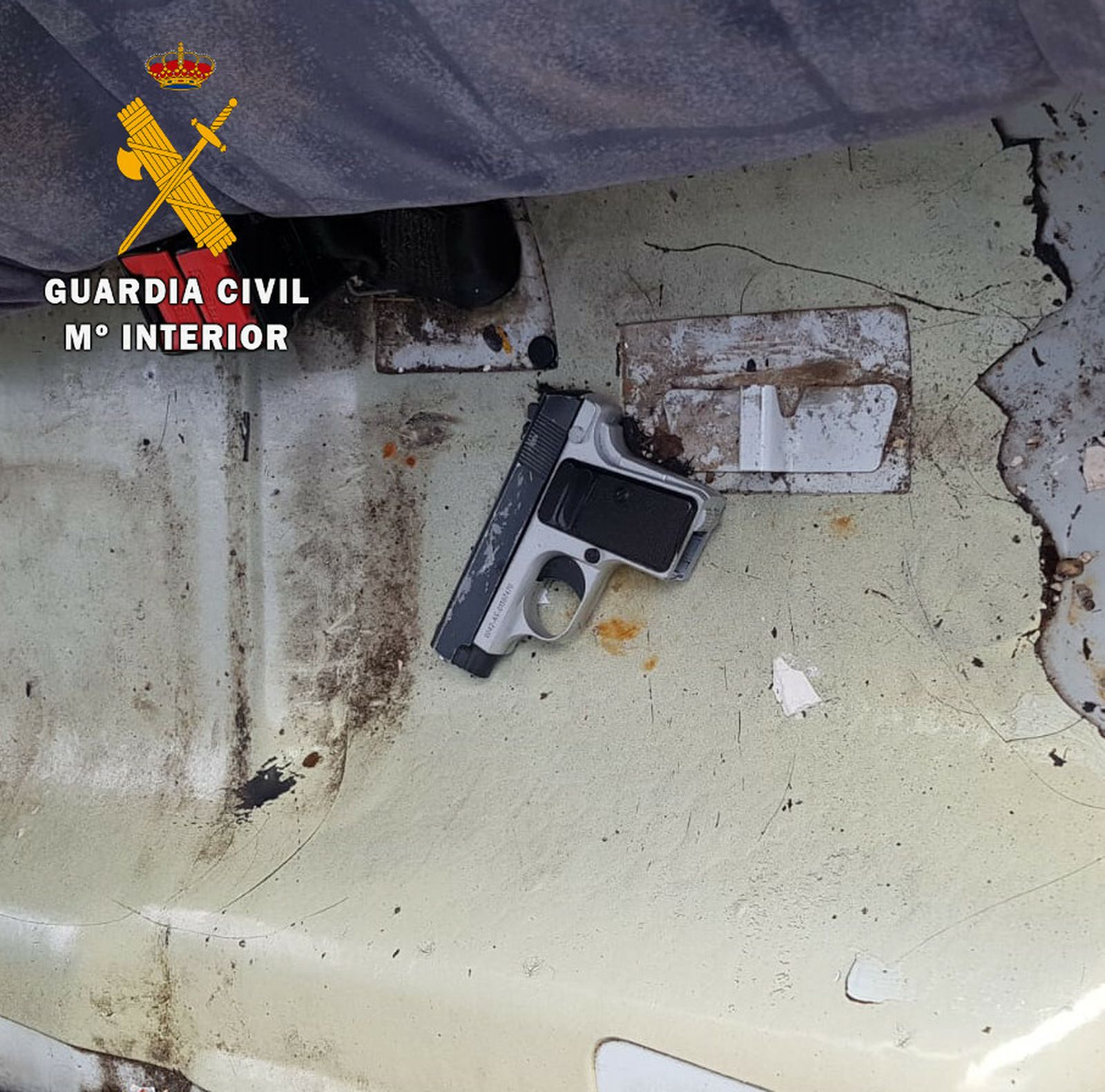 Pistola decomisada por la Guardia Civil.