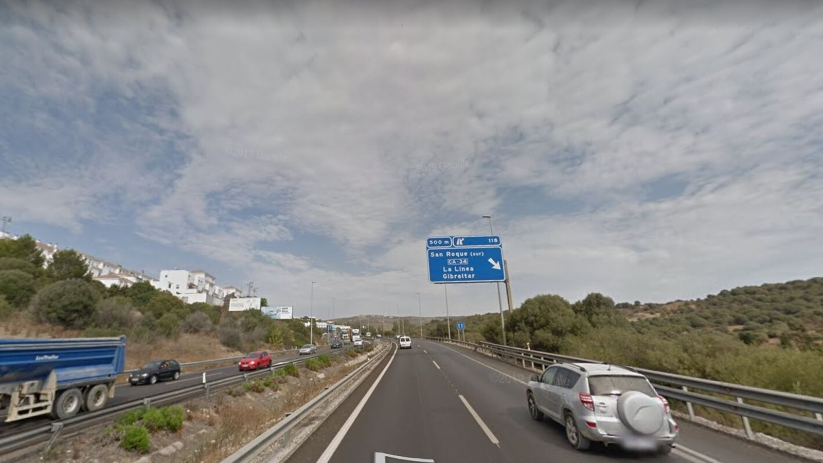 Uno de los carteles de la A-7 en los que se menciona La Línea.