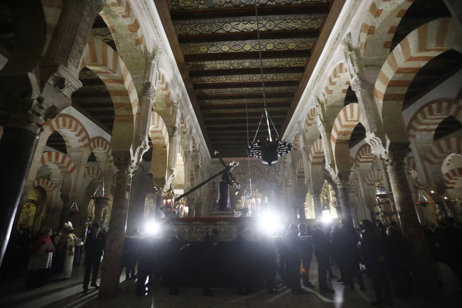 El vía crucis de las hermandades de Córdoba con el Señor del Calvario, en imágenes