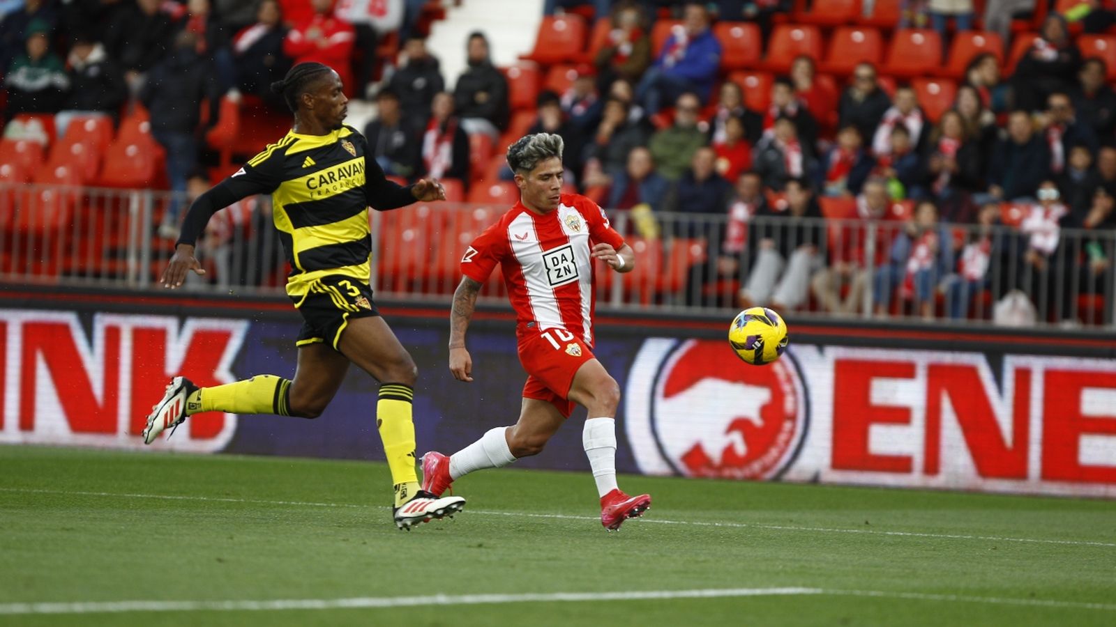 Melamed conduce el esférico ante la presencia de Jair Amador.