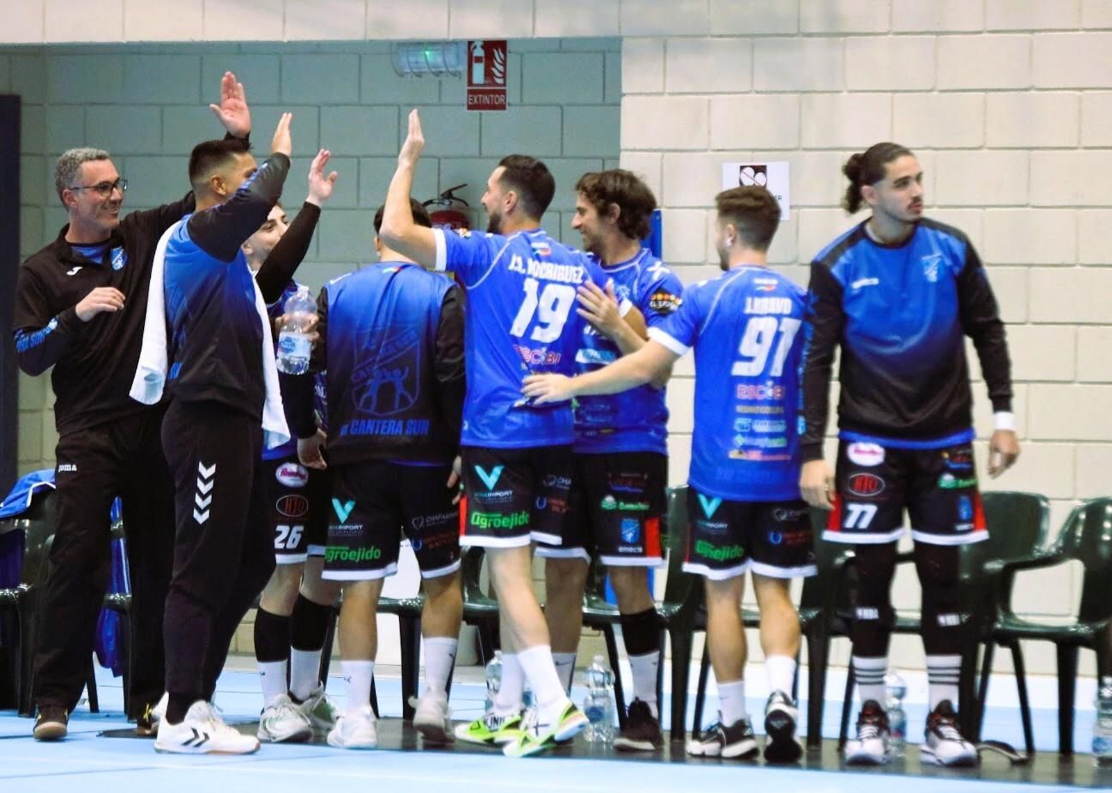 Los jugadores del conjunto canterano-sureño se chocan la mano en la zona de banquillos durante el partido de la pasada jornada.