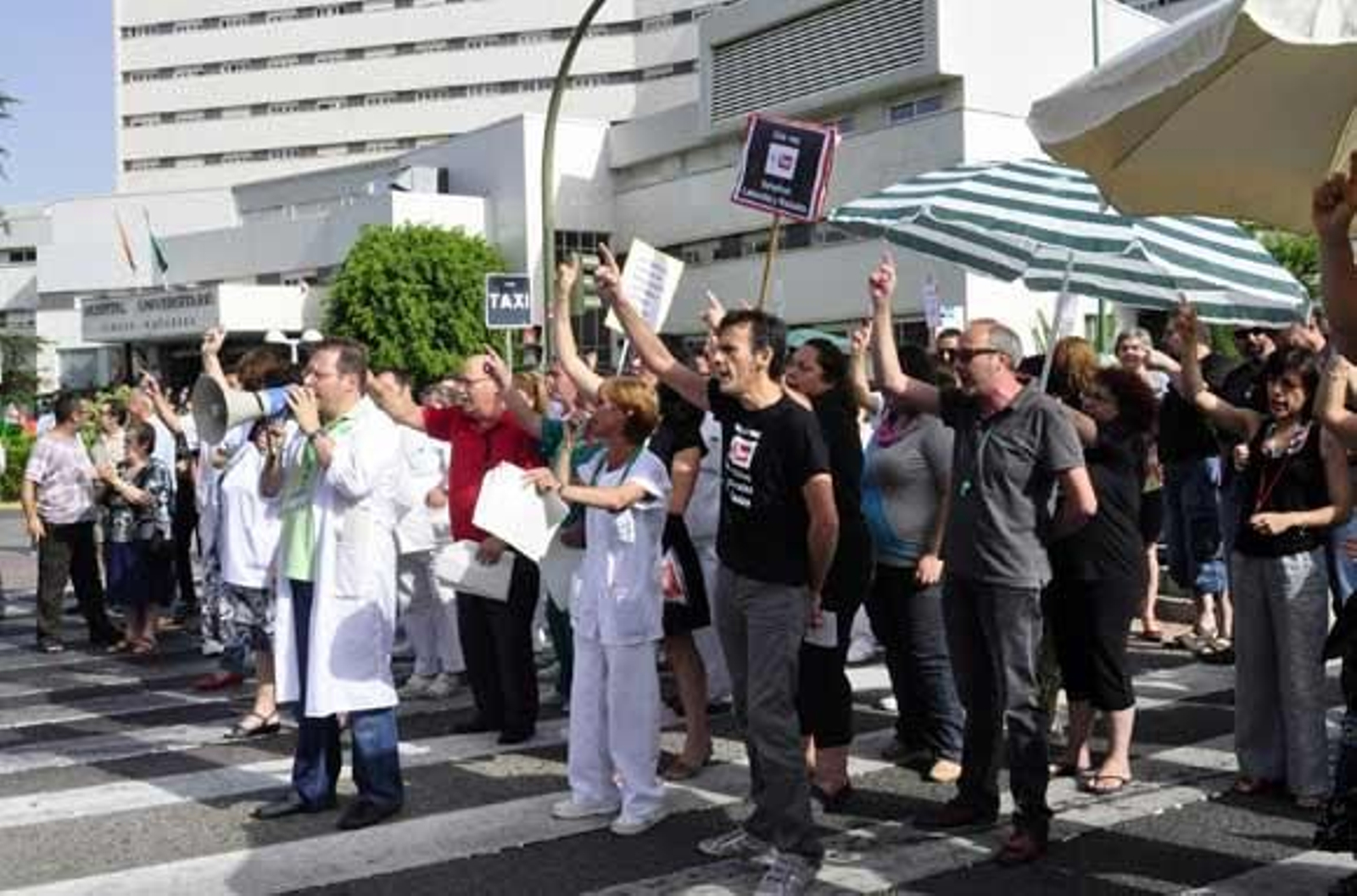 Empleados de la Seguridad Social cortan el tráfico ante el Macarena contra los recortes
