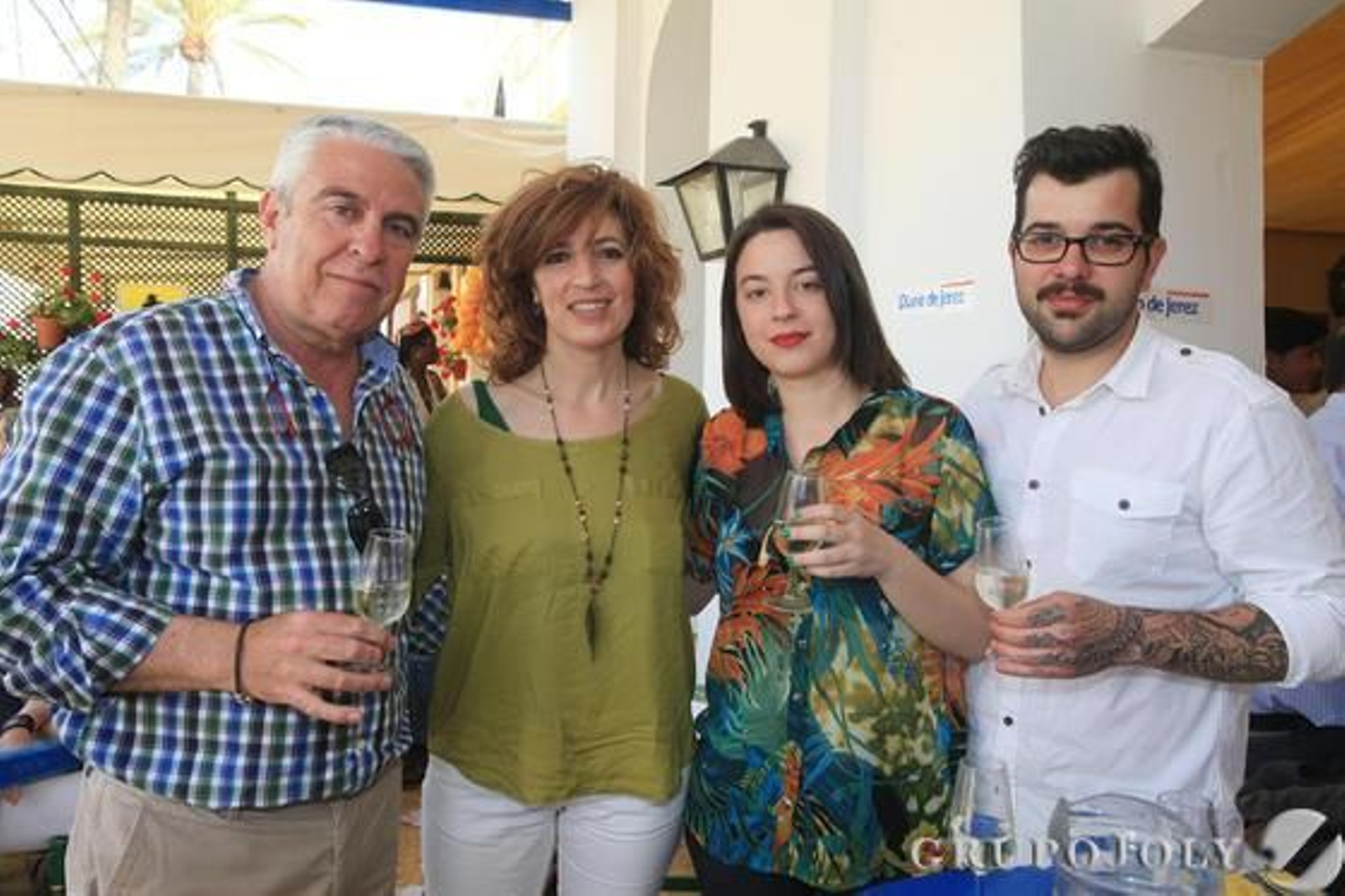 Francisco Melero, presidente de la Federación Andaluza de Automovilismo; su mujer, Charo Mora; María Melero, de Elbarcodepapel; y José Fernández, de Scholopendra Tattoo.

Foto: Manuel Aranda