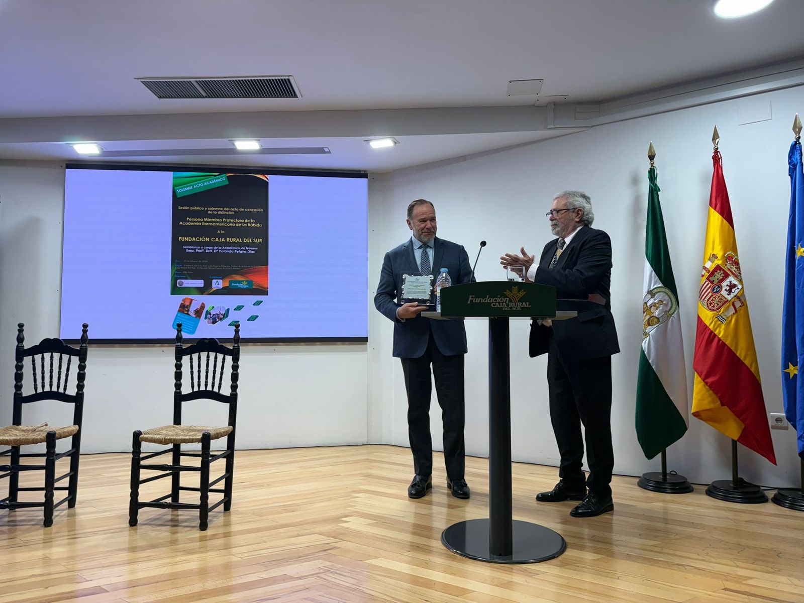 Entrega de la Academia Iberoamericana de la distinción a la Fundación Caja Rural del Sur.