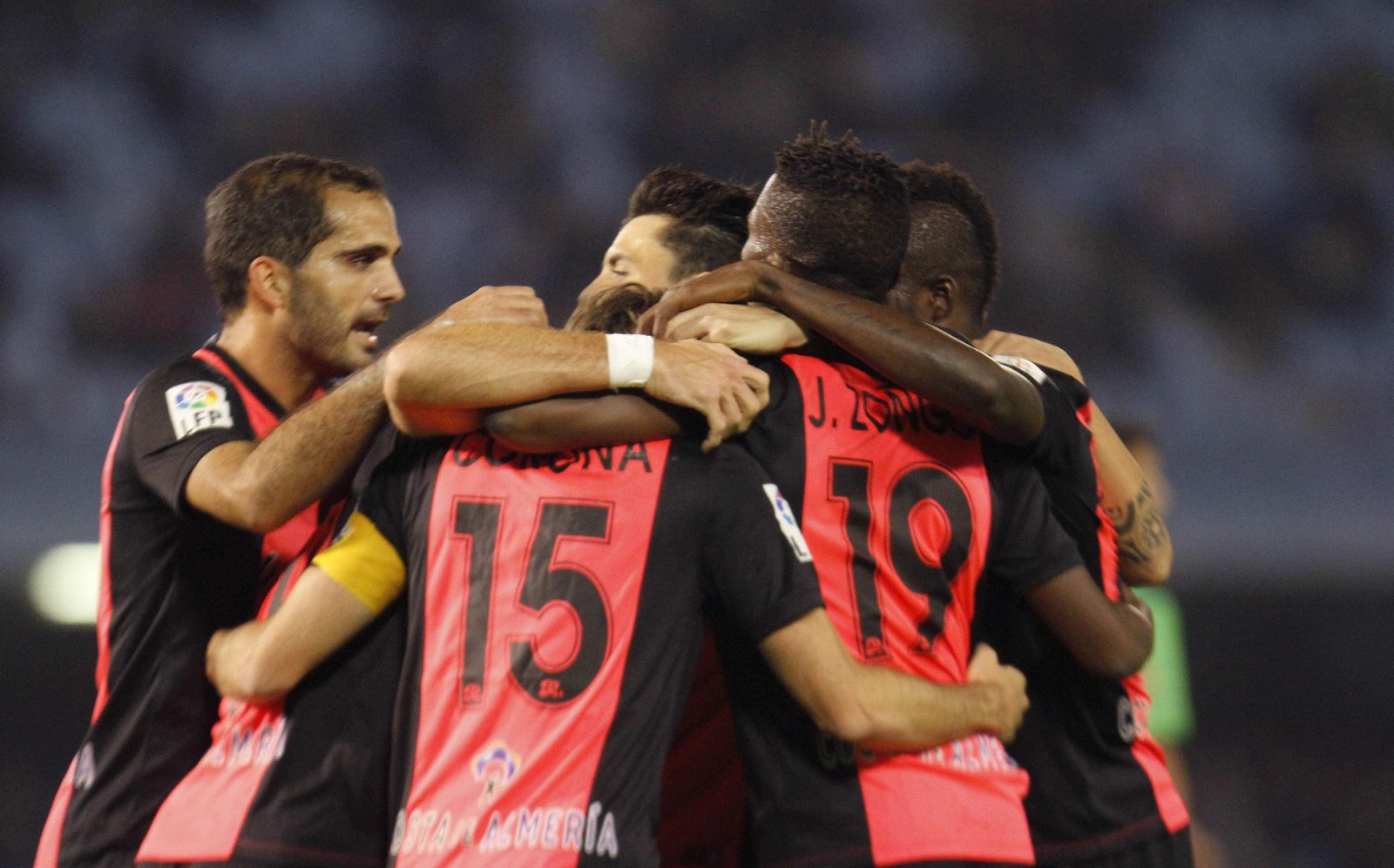 Verza, Corona, Jonathan, Thomas y Ximo Navarro abrazan a Hemed tras su gol en Balaídos