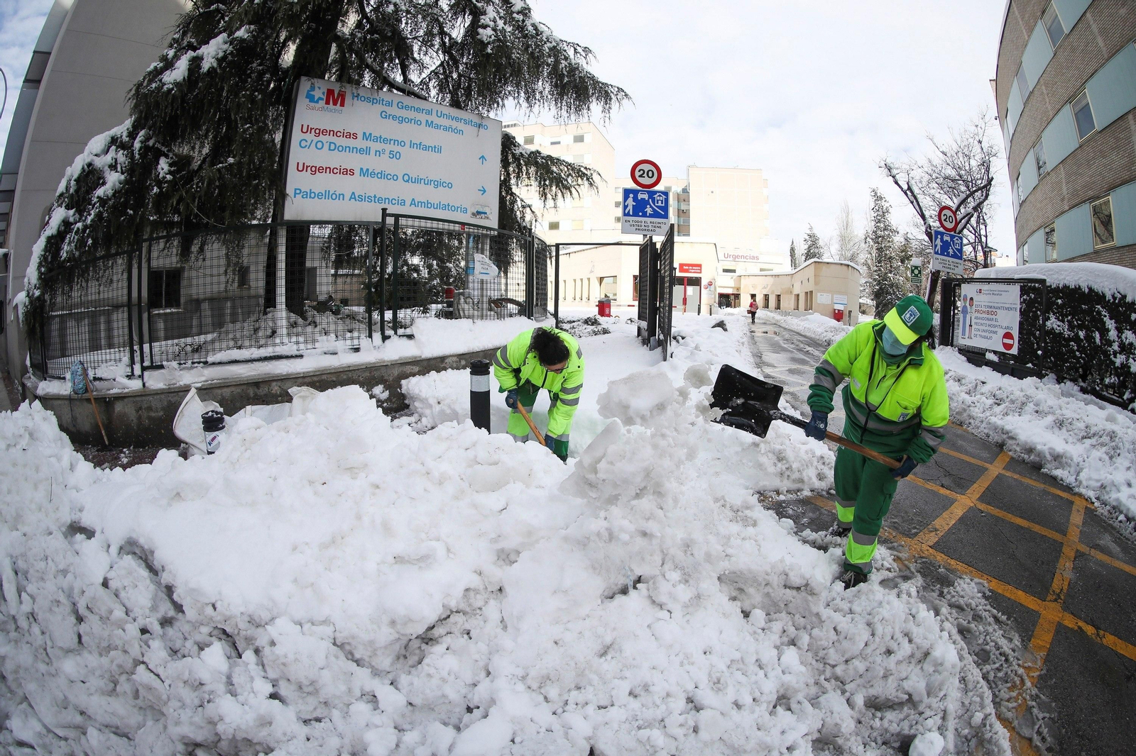 Madrid trata de restablecer la normalidad: el día después en imágenes