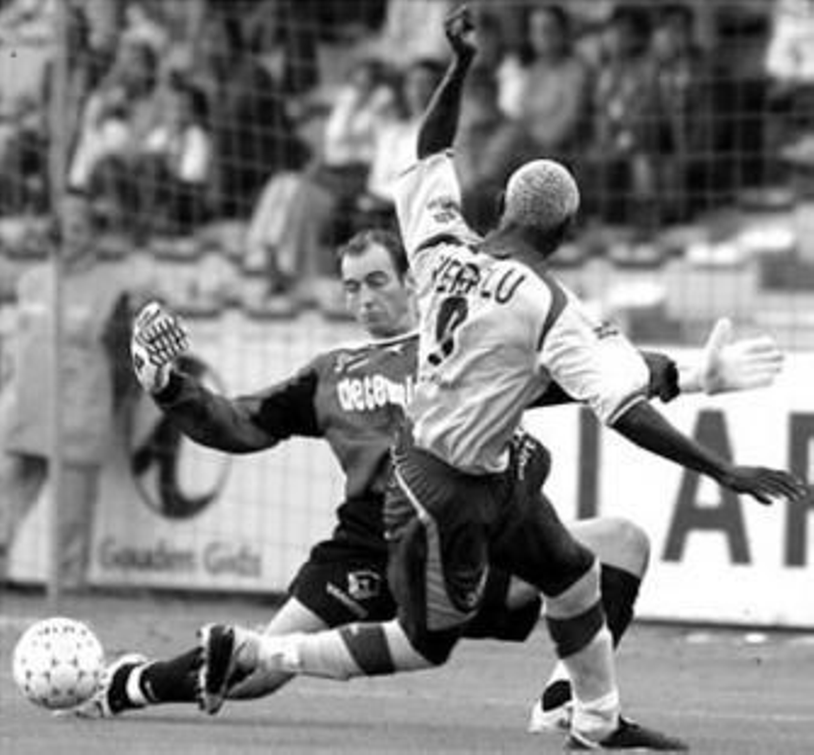 Ogunsoto, marcando un gol con el Westerlo.