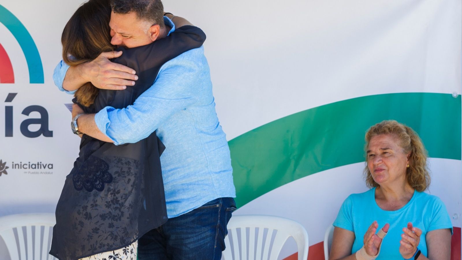 Abrazo entre Belarra y Delgado.