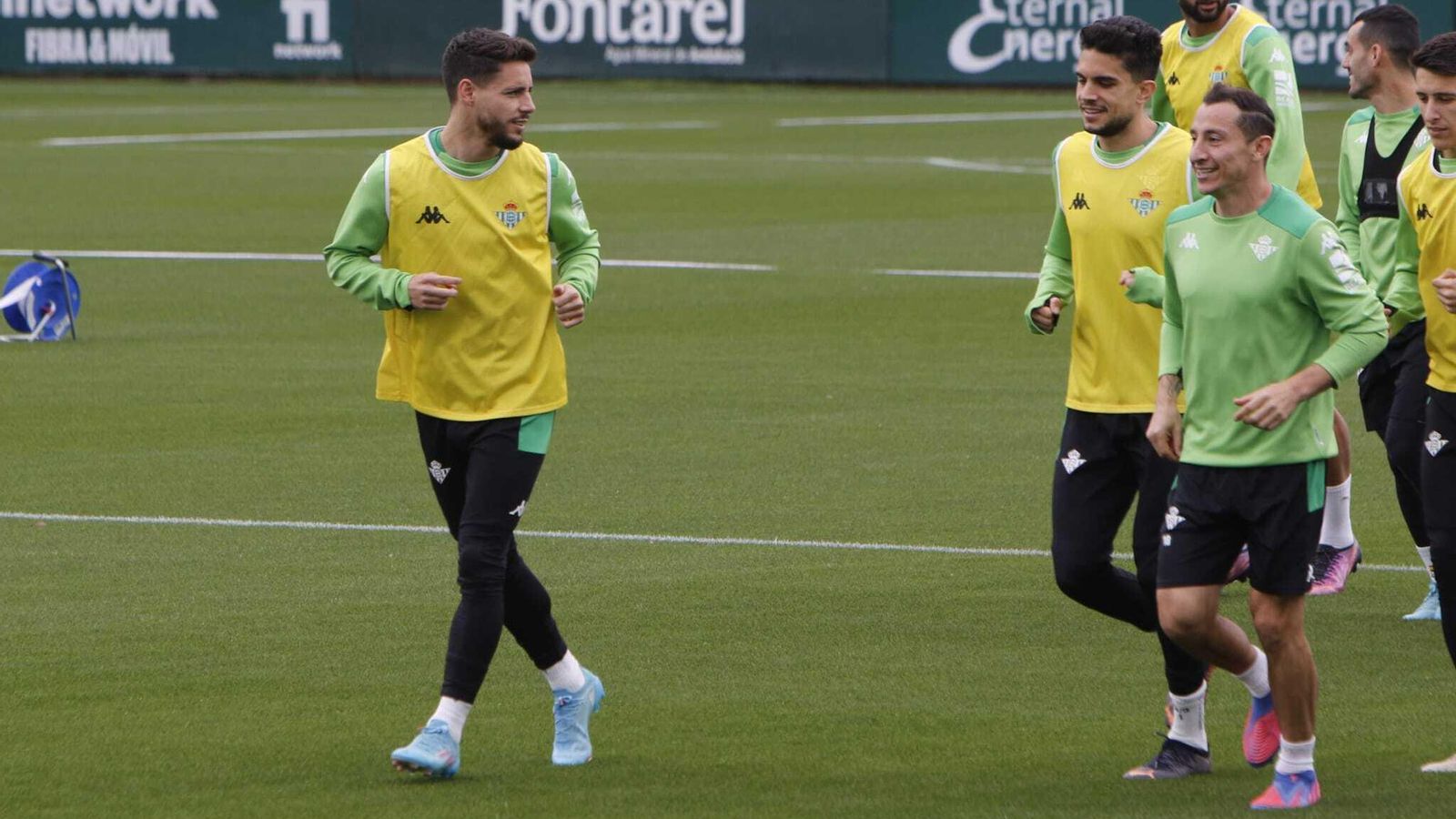 Álex Moreno y Guardado junto a Bartra.