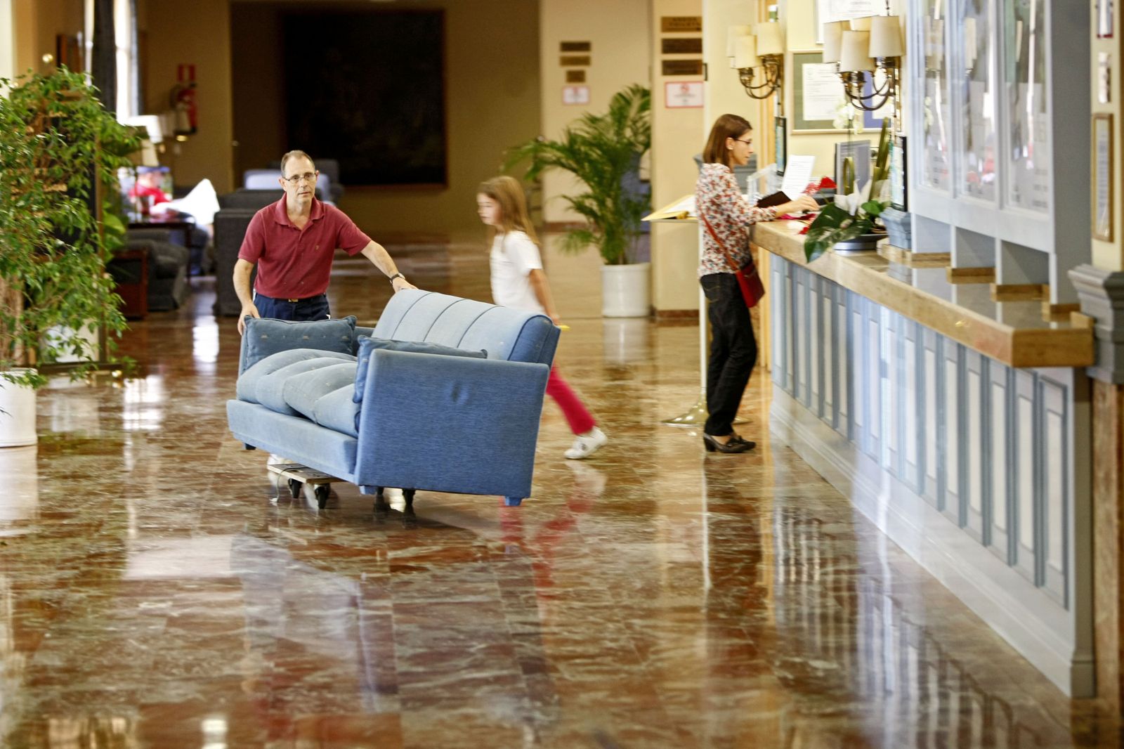 Preparativos del hotel Atlántico, en Cádiz, para abrir sus puertas