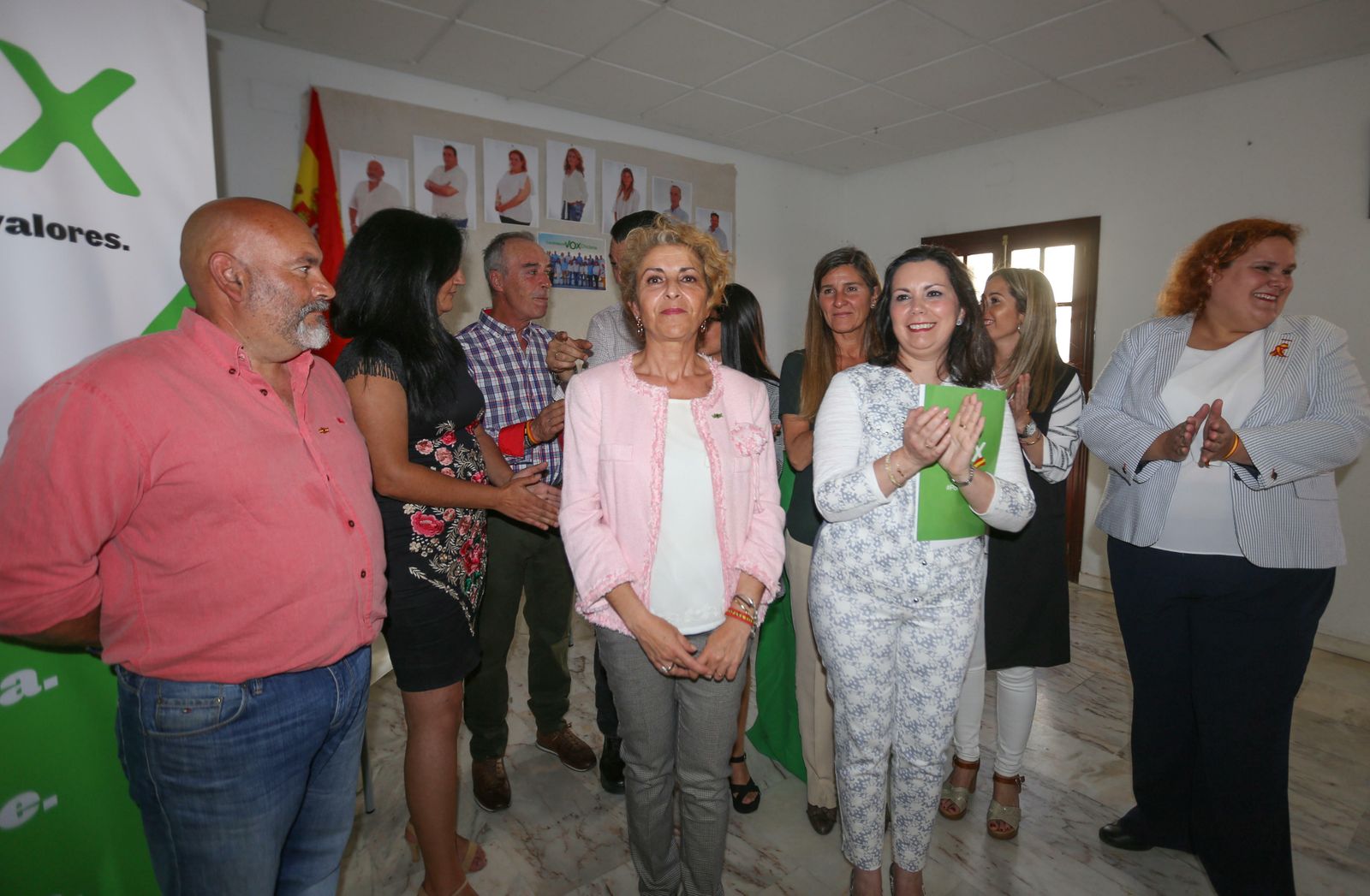 Susana Candón, en el centro, con militantes e integrantes de la candidatura de Vox.