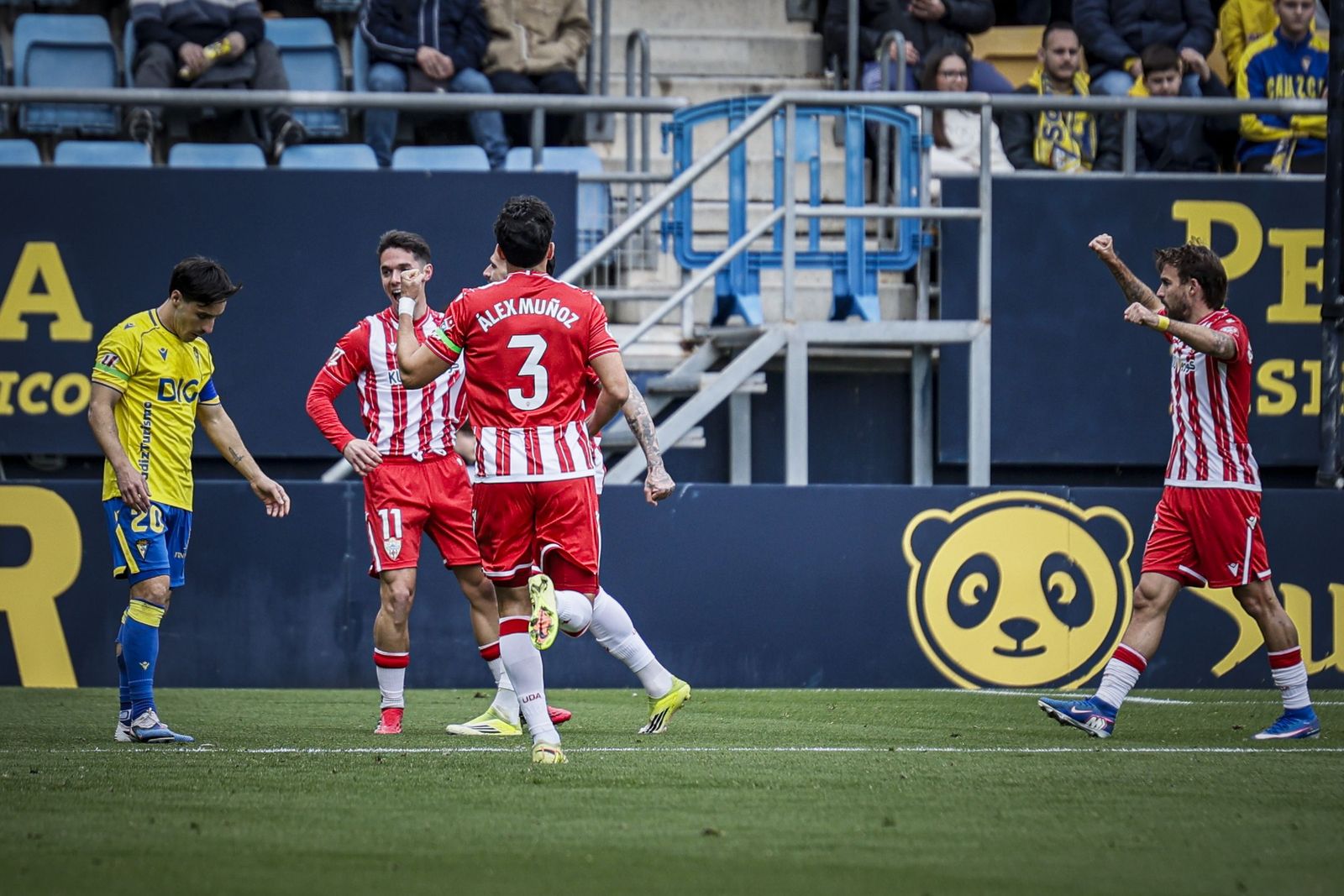 Búscate entre las imágenes del partido de fútbol Cádiz CF - UD Almería