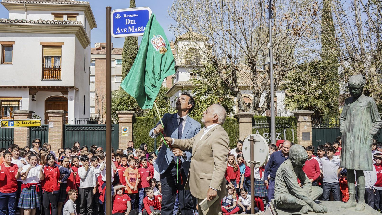 Momento de descubrir la placa de la rotonda.