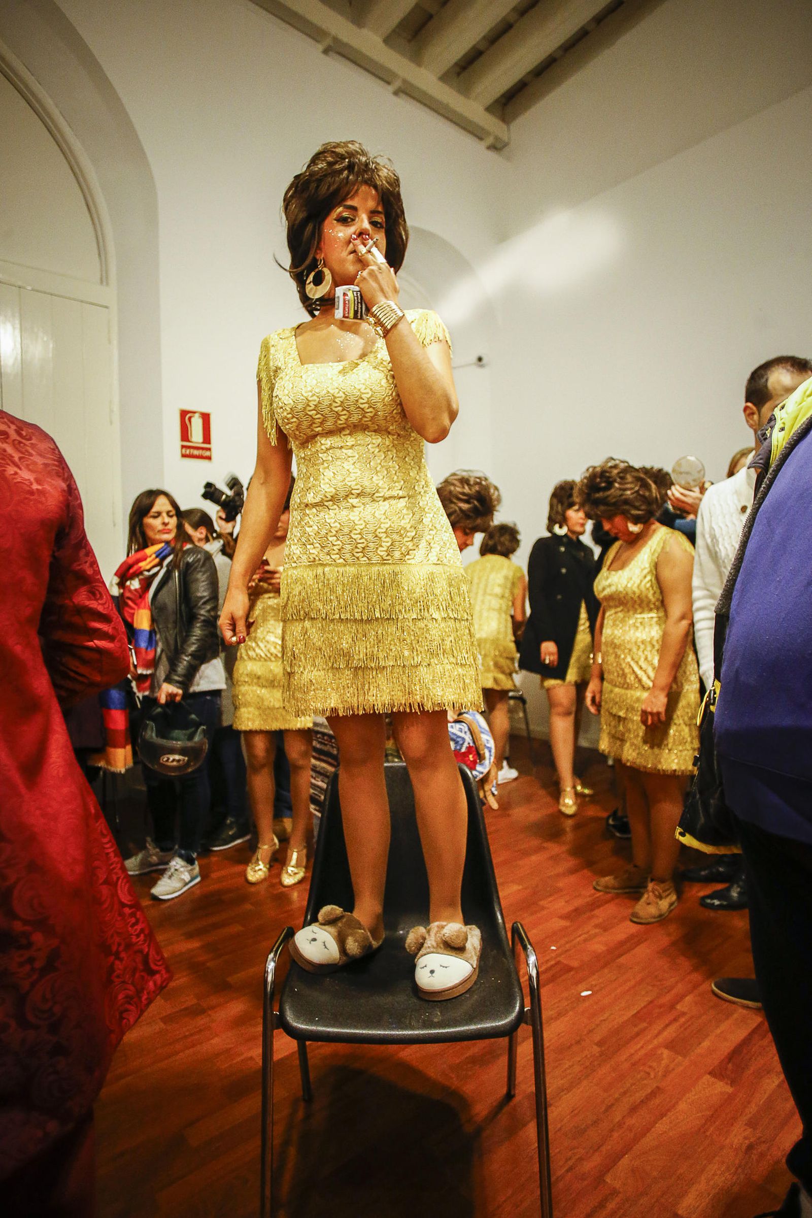 Laura Rivero, subida en una silla, antes de dirigirse a los componentes del coro en el Baluarte.