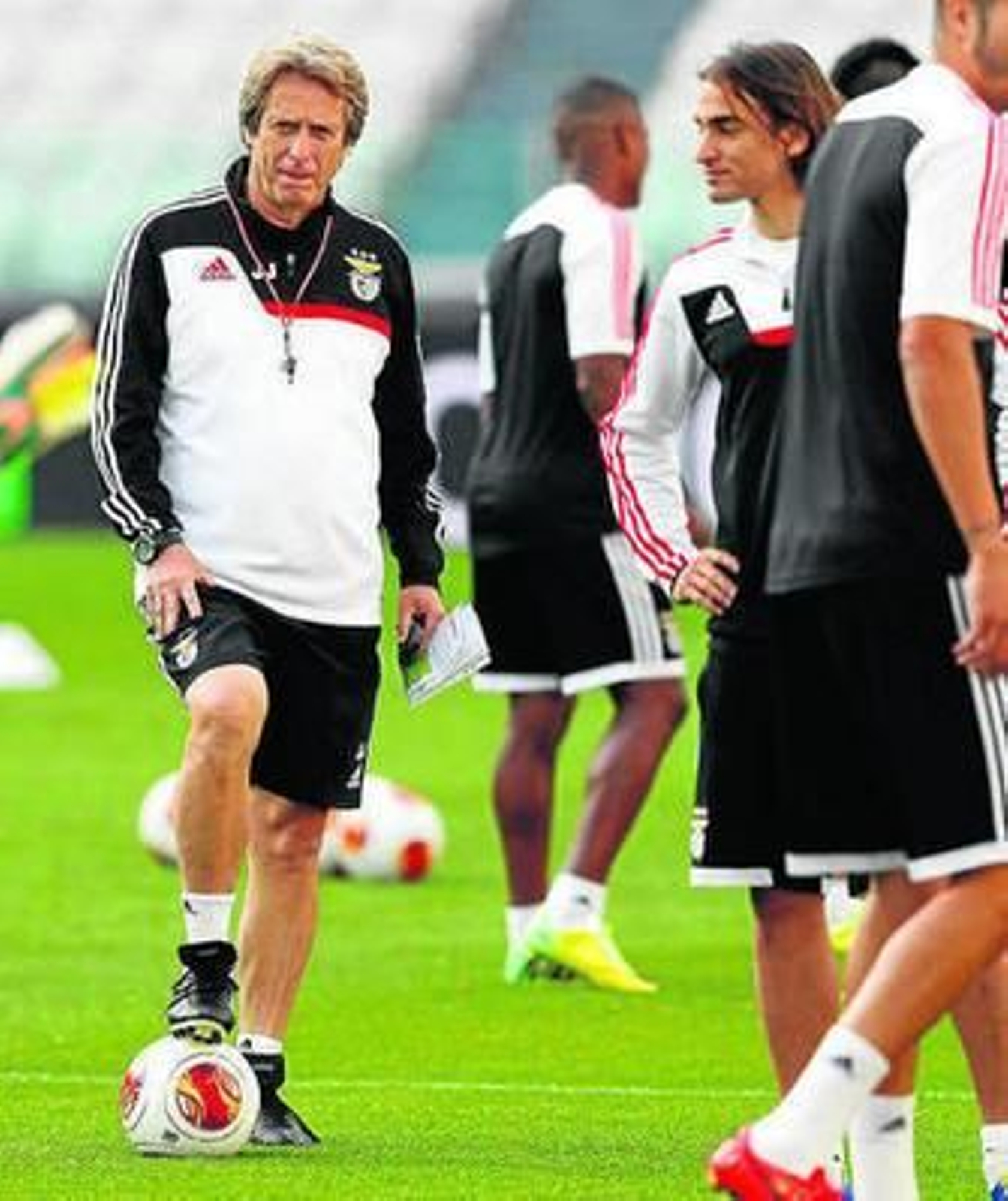 Jorge Jesús, con sus jugadores en el Juventus Stadium.