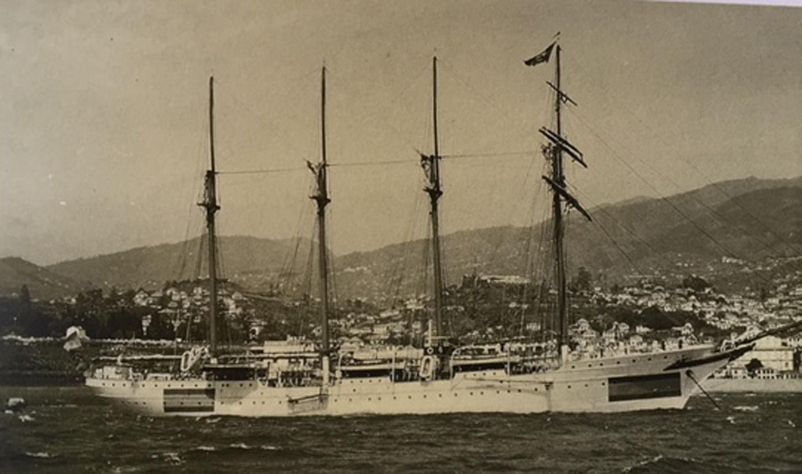 1943 hace 75 añosEl Elcano regresa a Cádiz directamente desde Argentina