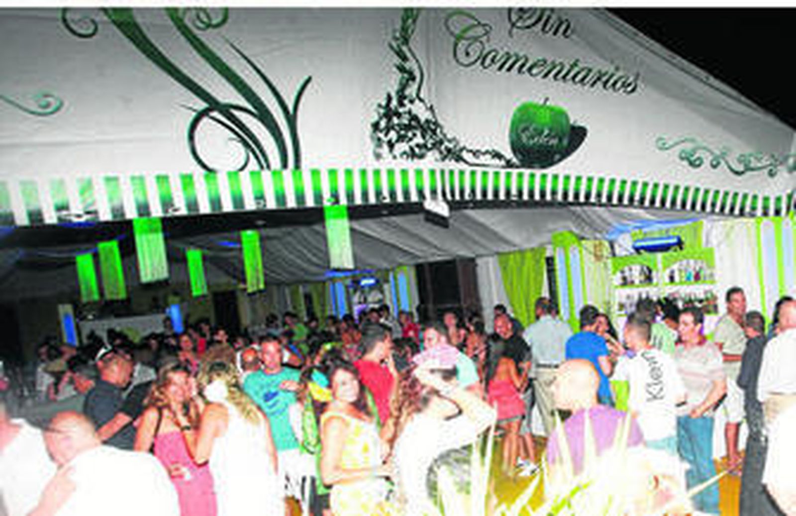 Imagen de la entrada a la caseta Sin comentarios, llena de gente.