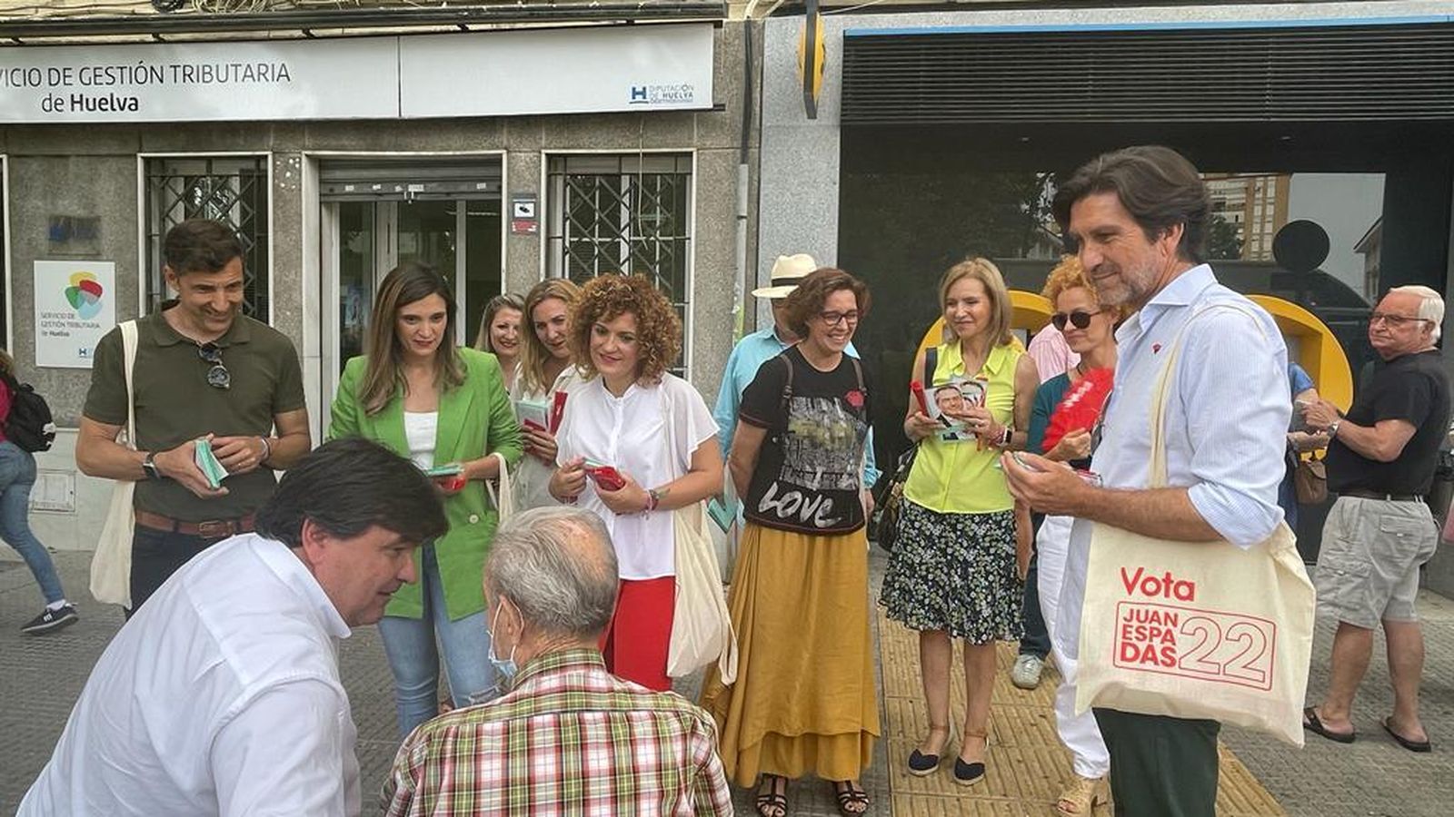 Reparto de propaganda electoral de los integrantes de la lista del PSOE.