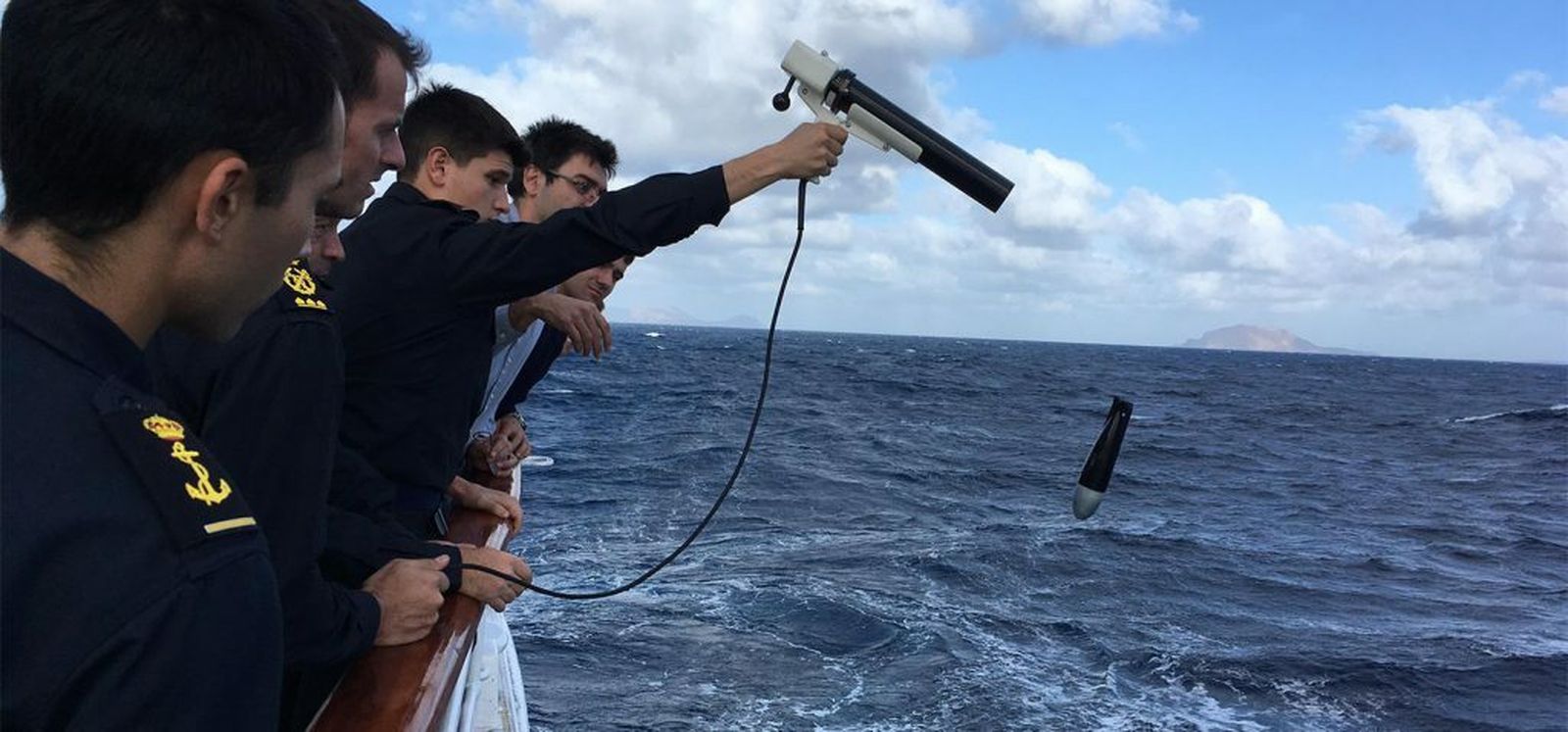 Guardiamarinas con personal de la Universidad realizando las primeras pruebas.