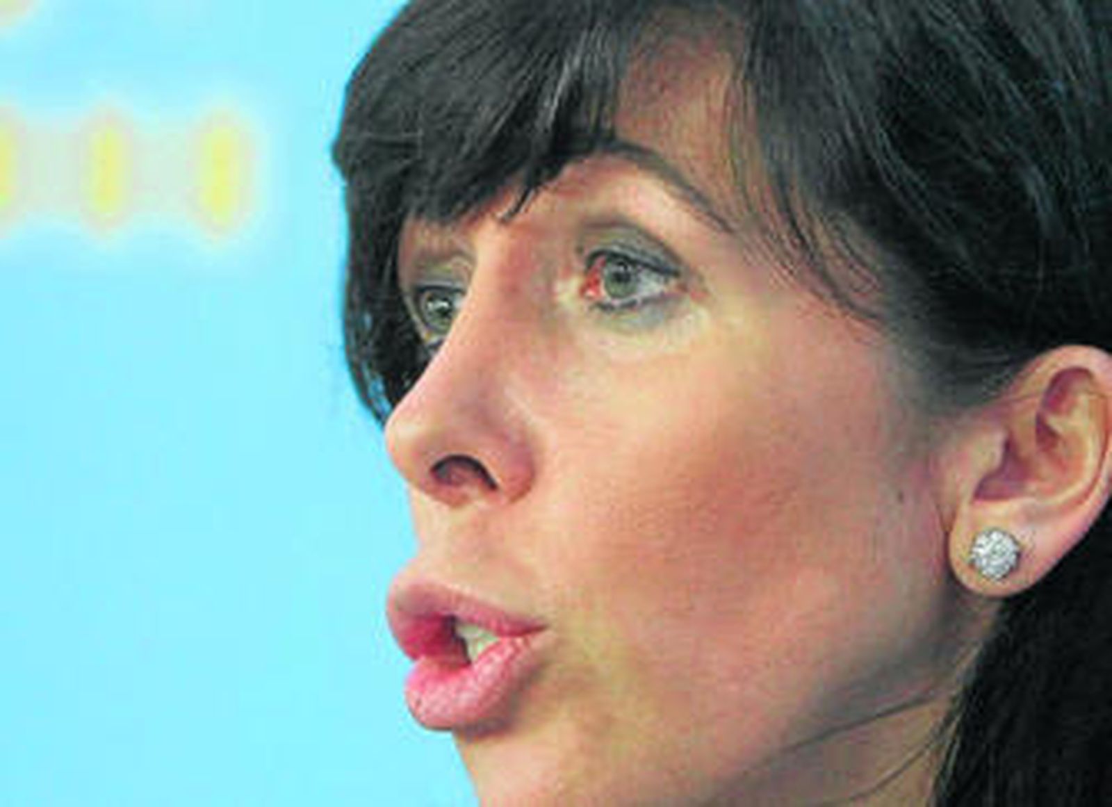 Sánchez Camacho responde a una pregunta en la sede regional del PP de Cataluña.