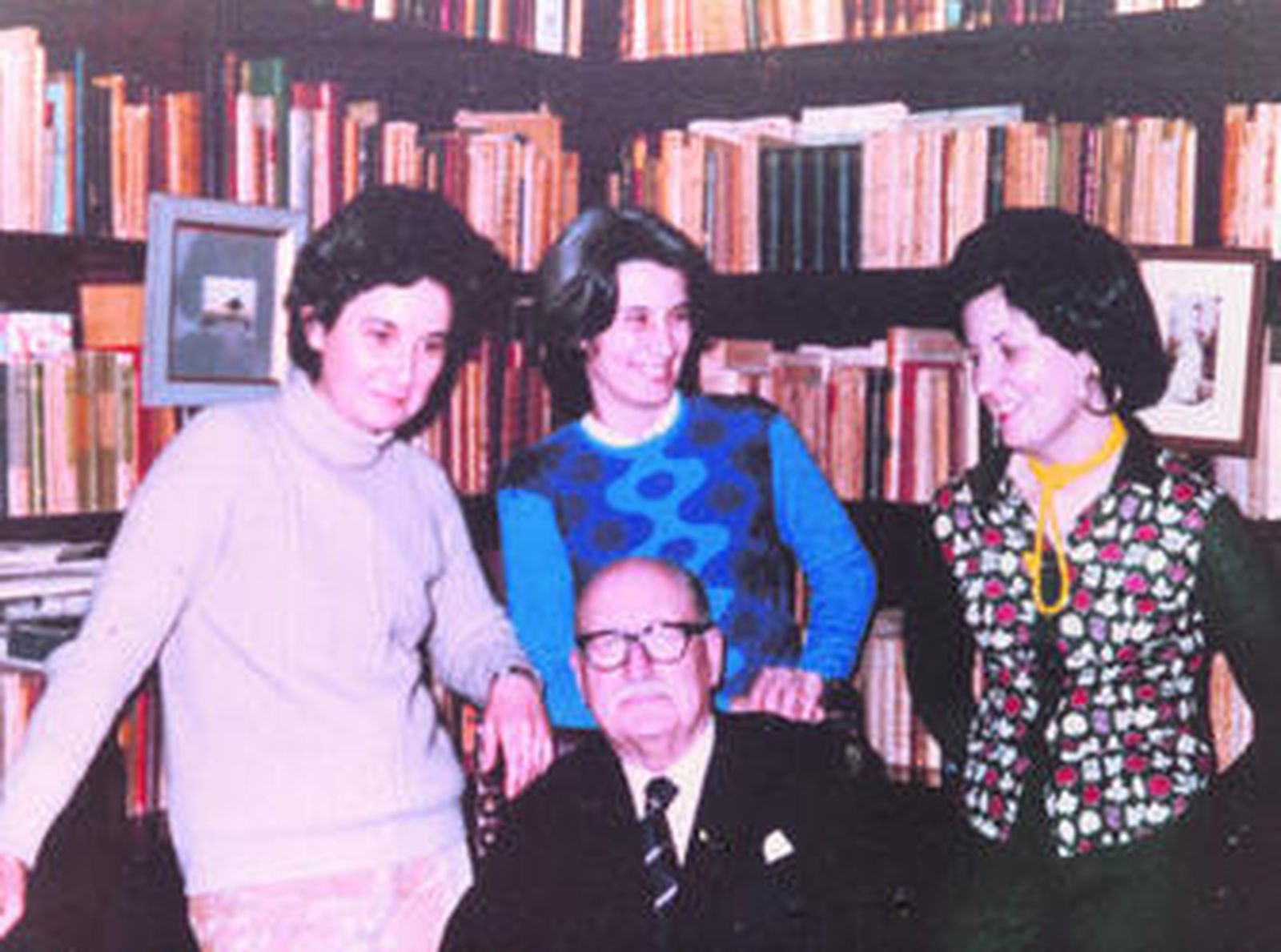 Fermín Estrella con sus hijas, Josefina, María del Mar y Alba, en su casa de Beaucheff.