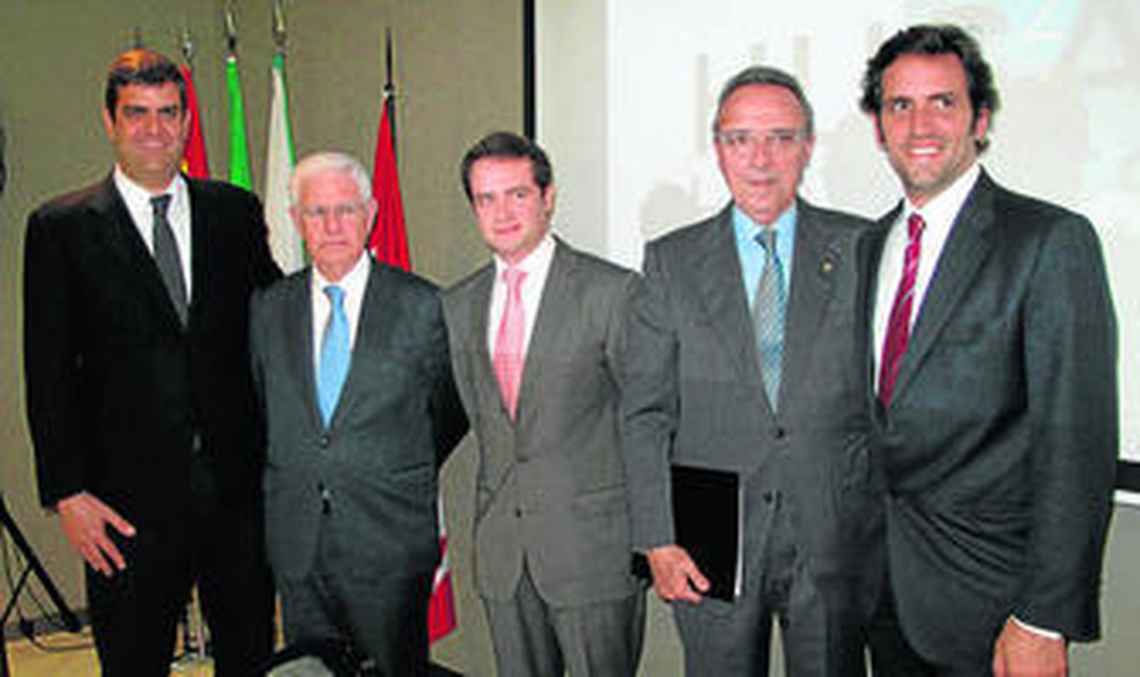José Gaspart Bueno, vicepresidente y consejero delegado de Grupo HUSA; José Luis Sánchez, presidente de Sando, empresa propietaria del edificio; Antonio Conde, alcalde de Mairena del Aljarafe, y Joan Gaspart Solves y su hijo Juan, presidente y director general de Explotación, respectivamente, de Grupo HUSA .
