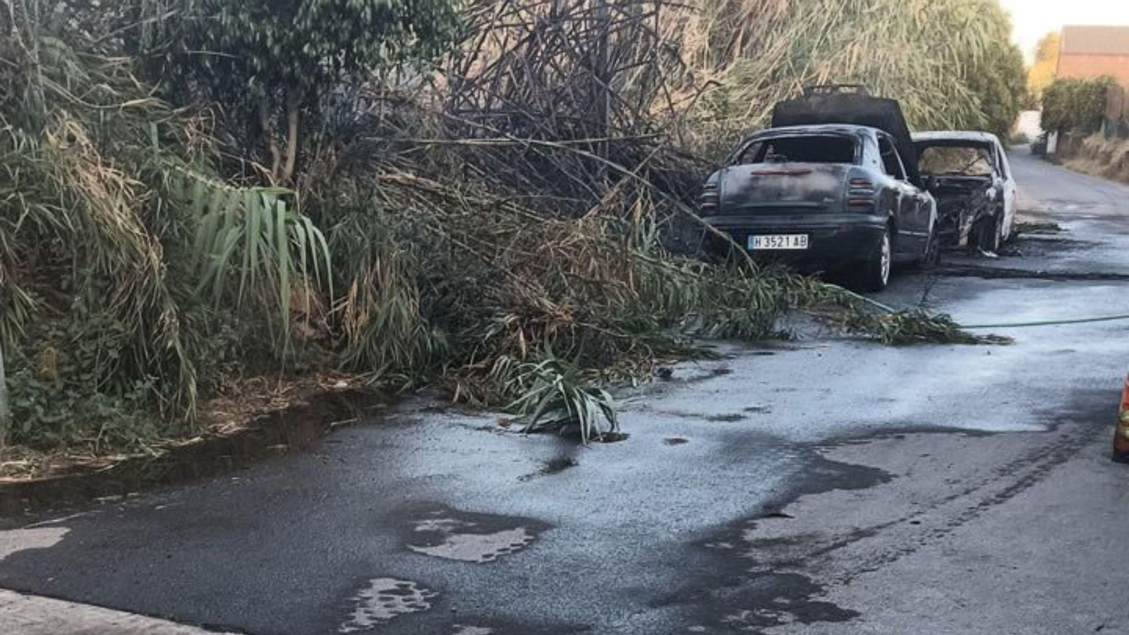 Vehículos afectados por el incendio de un cañaveral.