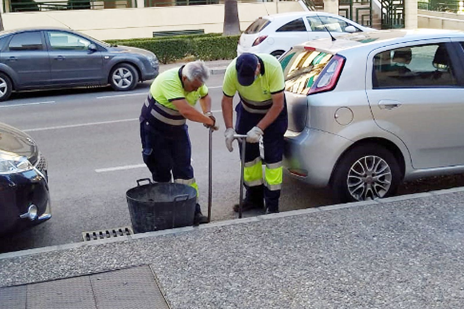 Operarios realizando labores de limpieza.