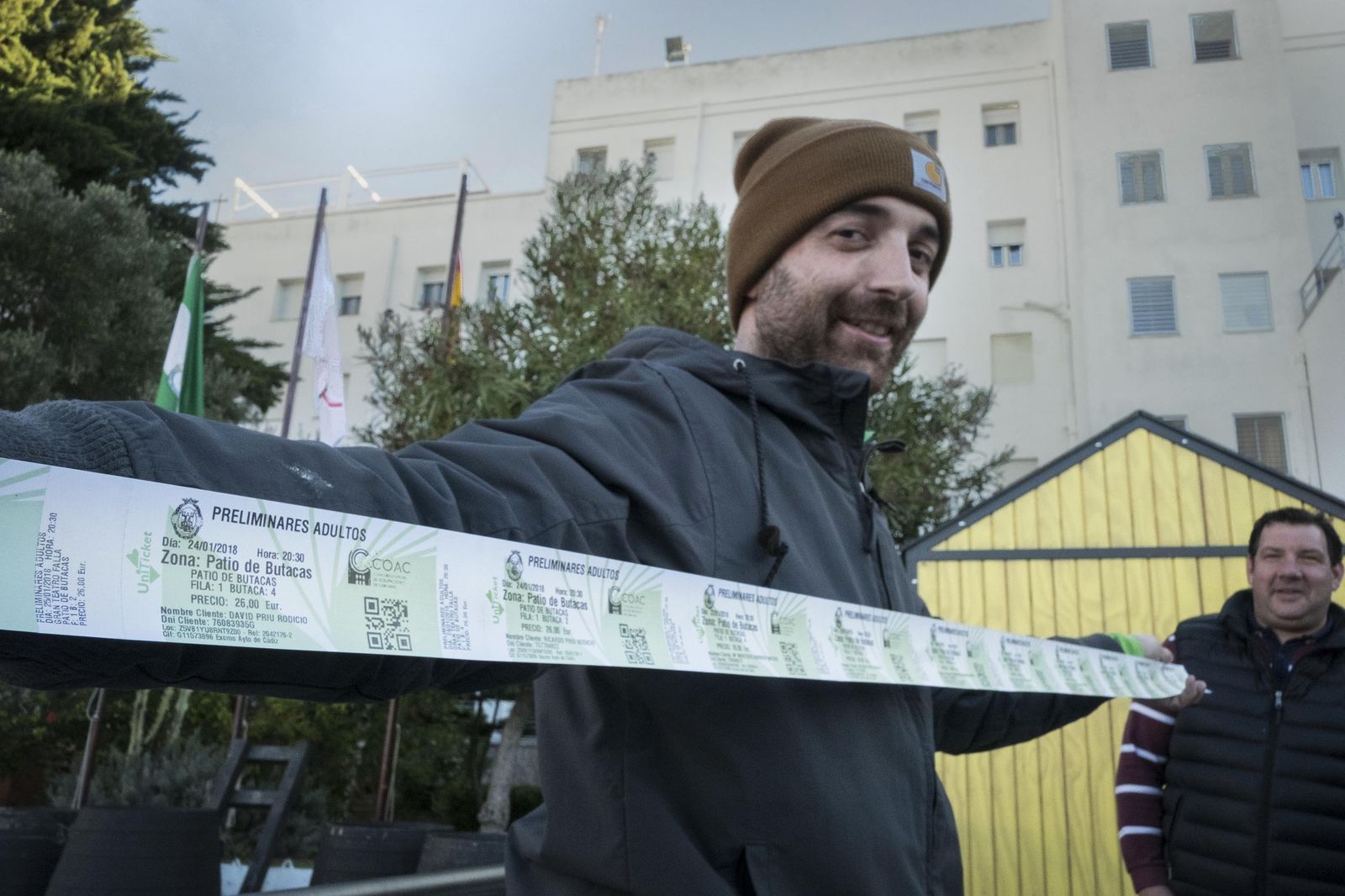 Ricardo, un aficionado gaditano que fue el primero en conseguir esta ristra de entradas.