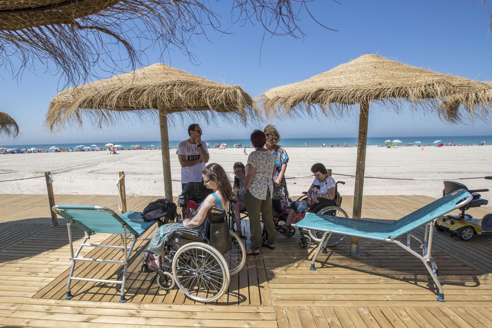 Zona para personas con discapacidad en la playa de Camposoto.