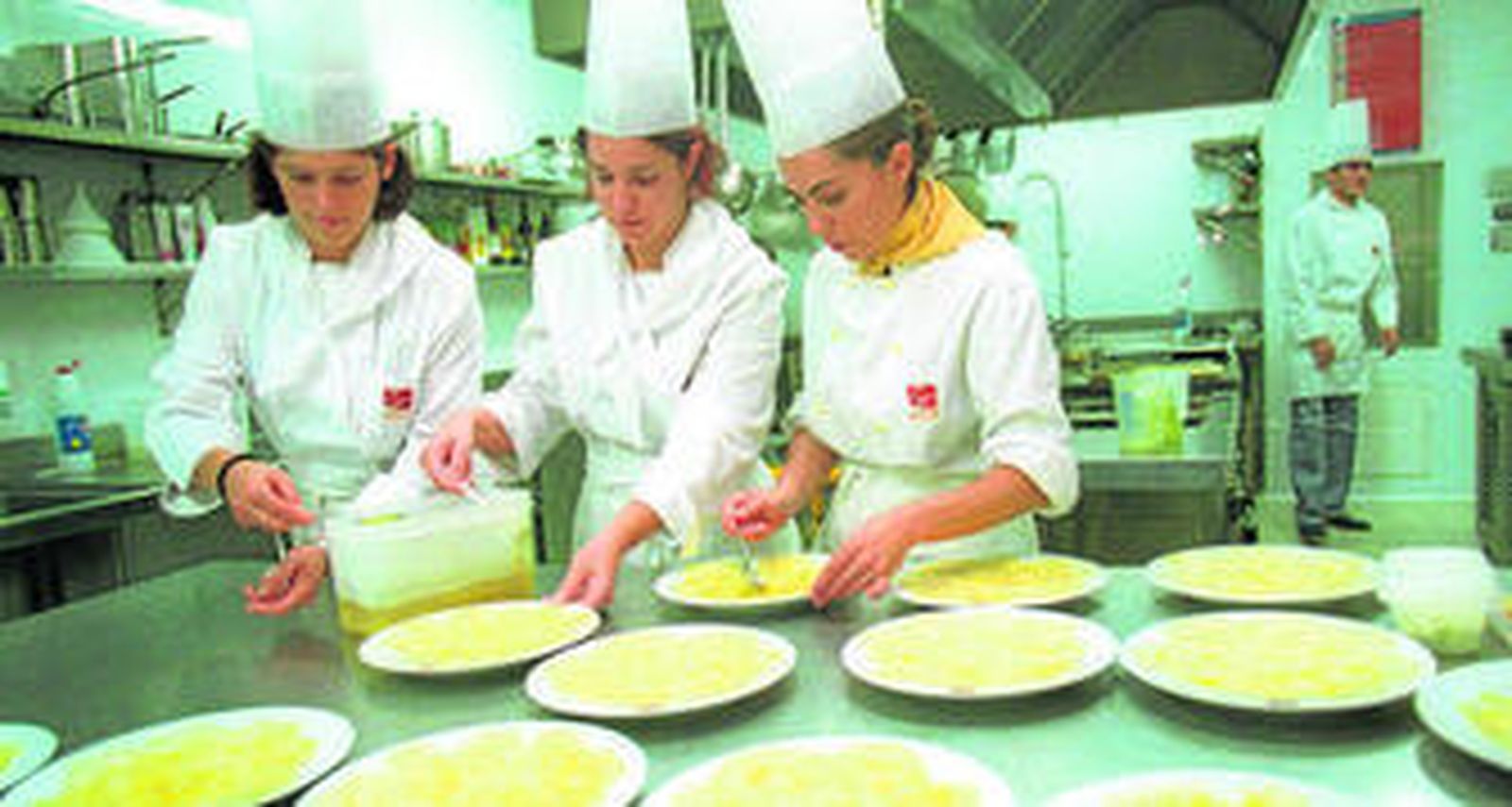 Varias alumnas de la Escuela Gambrinus de Sevilla durante una clase práctica entre fogones.