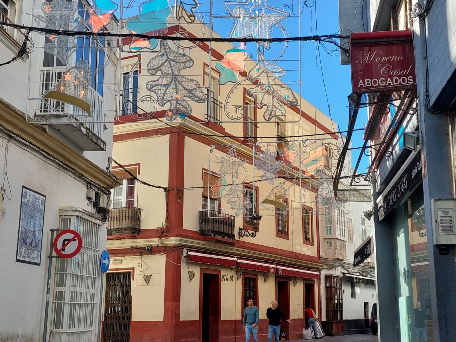 Imagen de la calle Las Cortes, con las luces del alumbrado de Navidad ya colgadas.