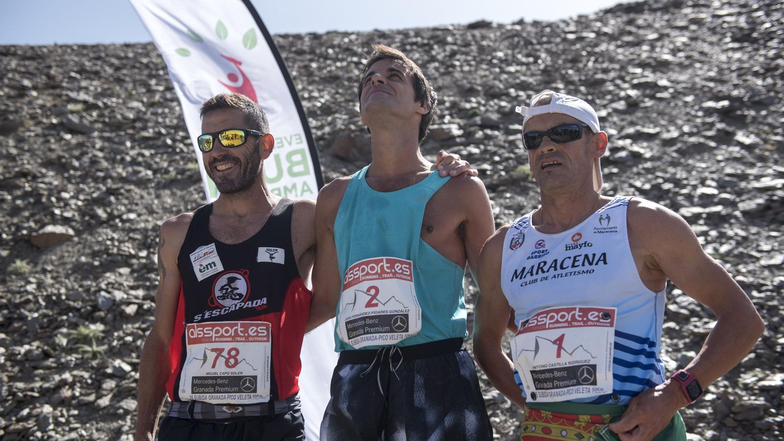 Los tres ganadores posando juntos.