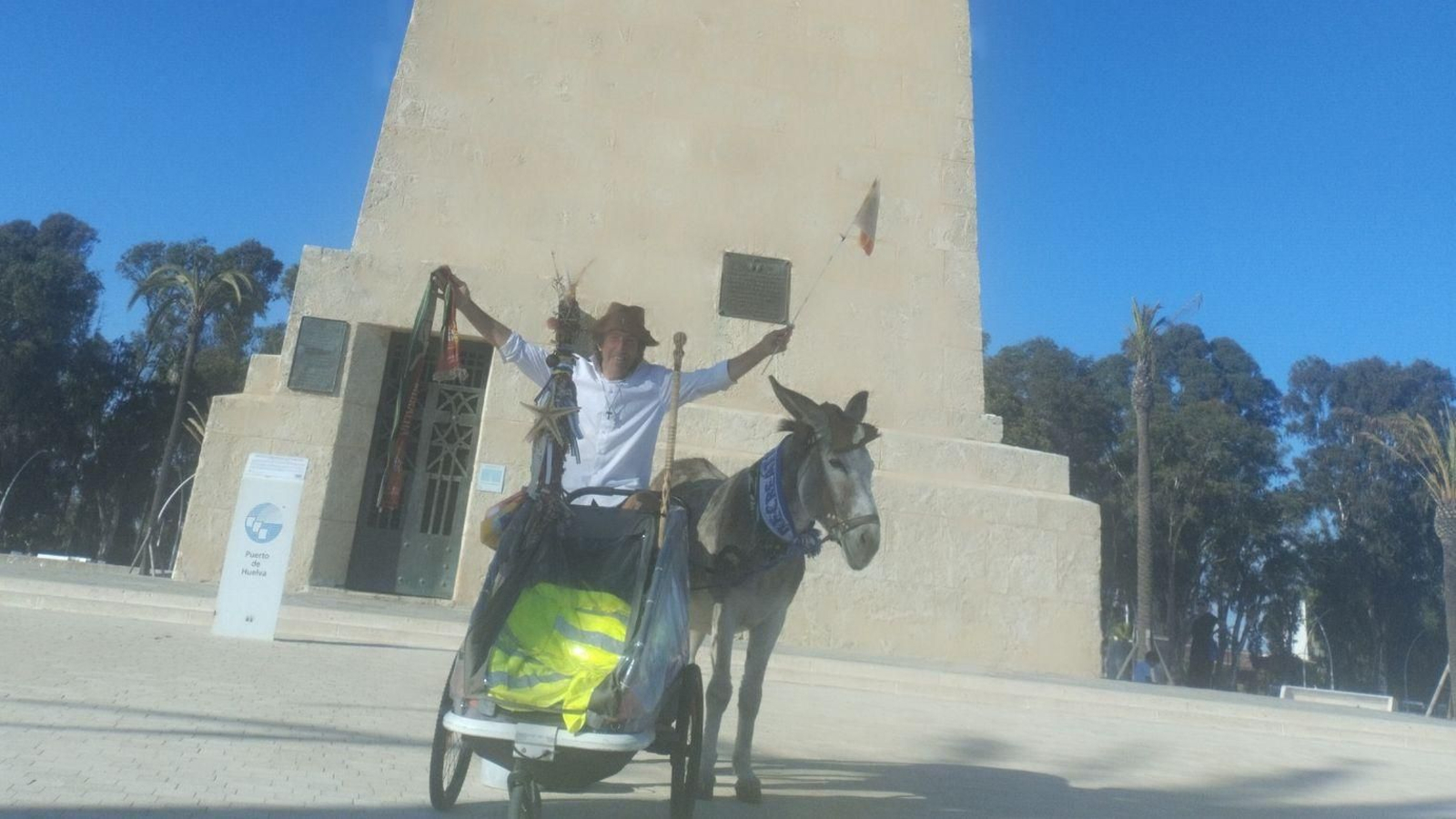 Enrique y Espiri, vistiendo la bufanda del Recreativo de Huelva.