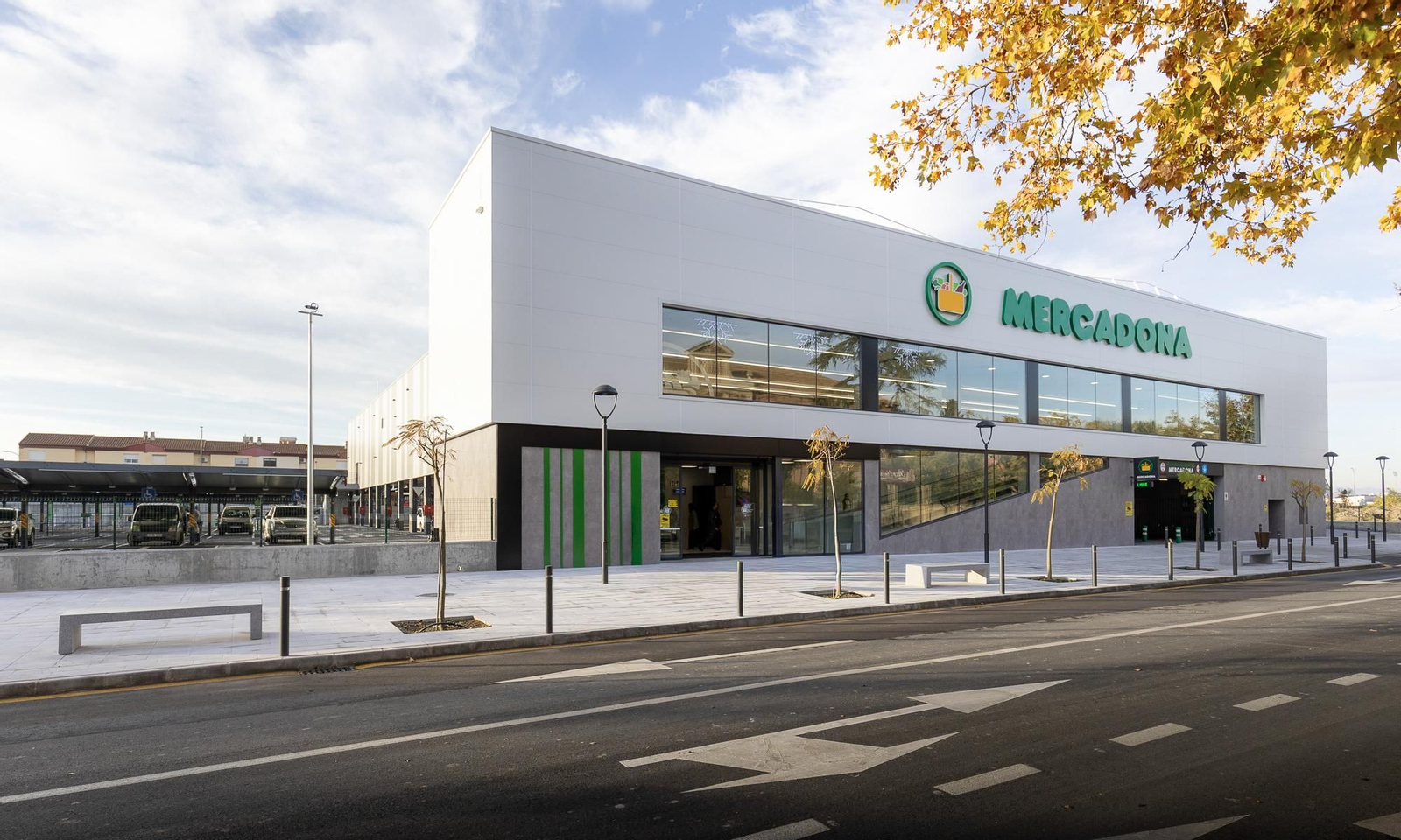 Imagen de la fachada exterior del Mercadona de Santa Fe