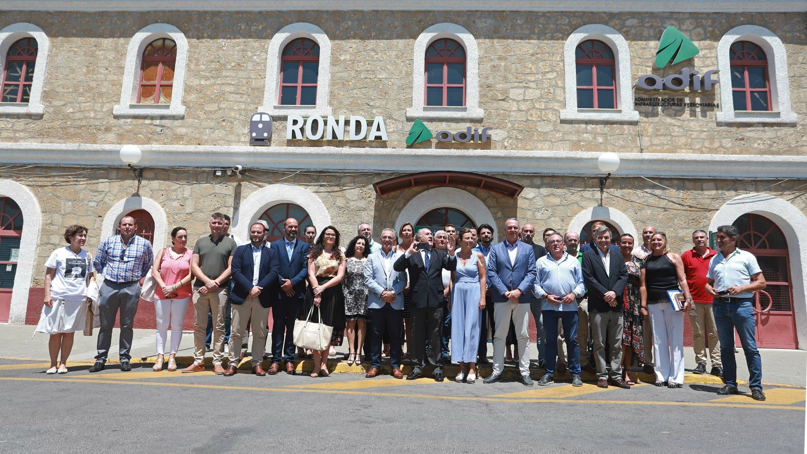 Las mejores fotos del viaje reivindicativo de los alcaldes a Ronda en tren