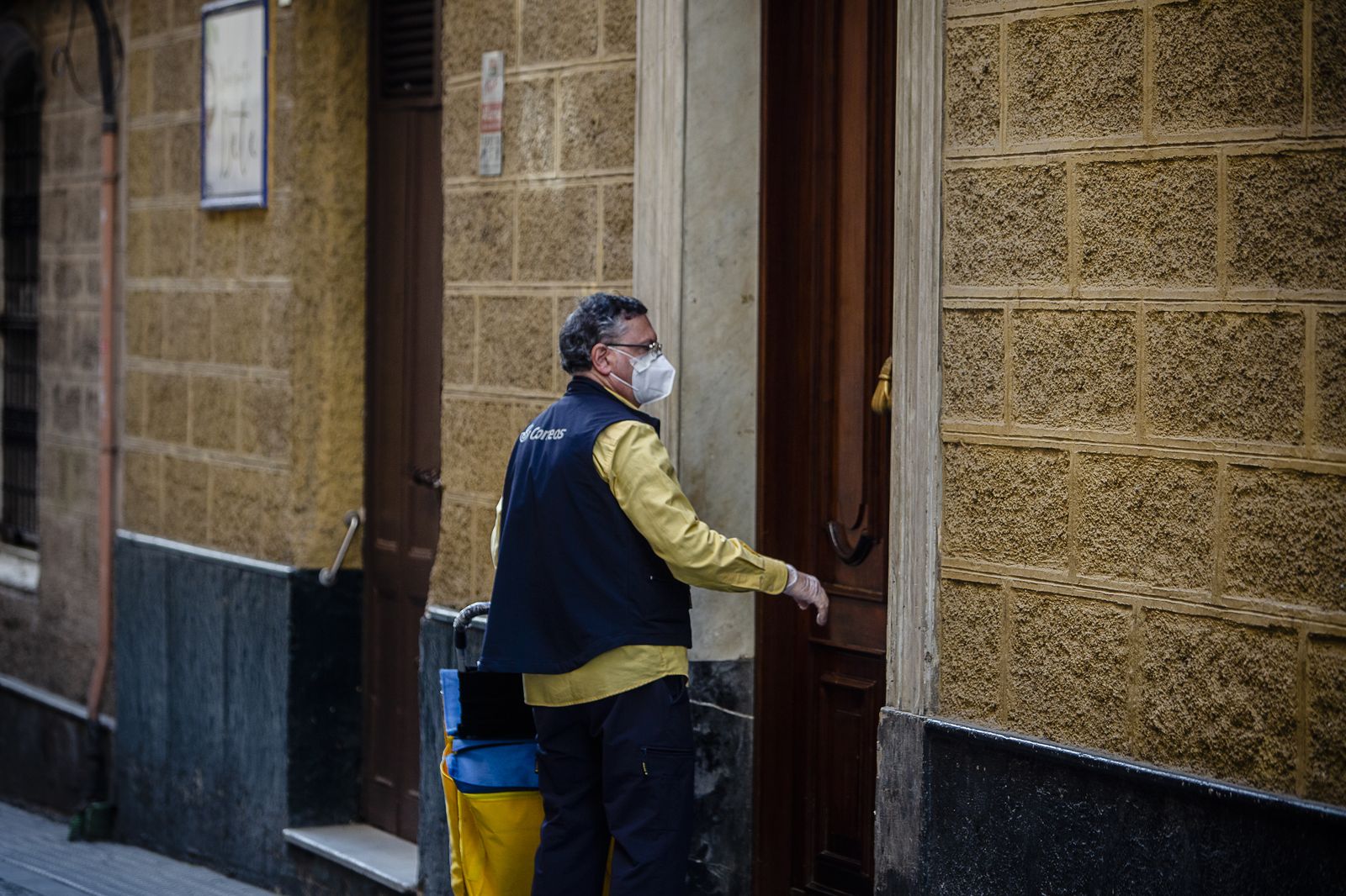 Un trabajor de correos durante su jornada laboral
