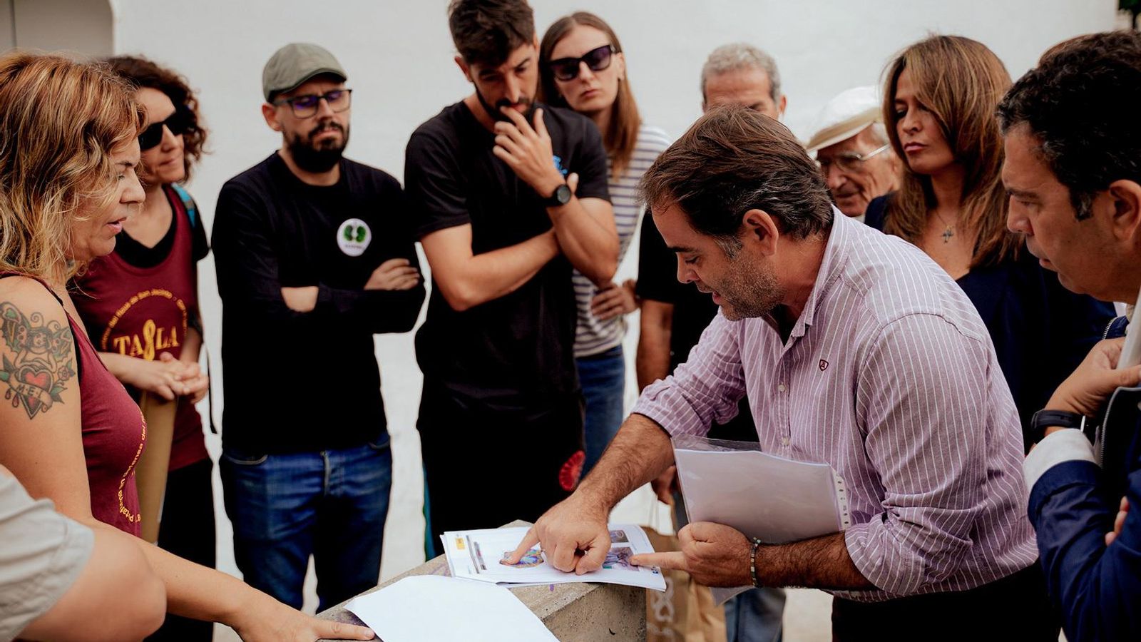 El Ayuntamiento explicó ‘in situ’ la situación del ficus de la Encarnación.