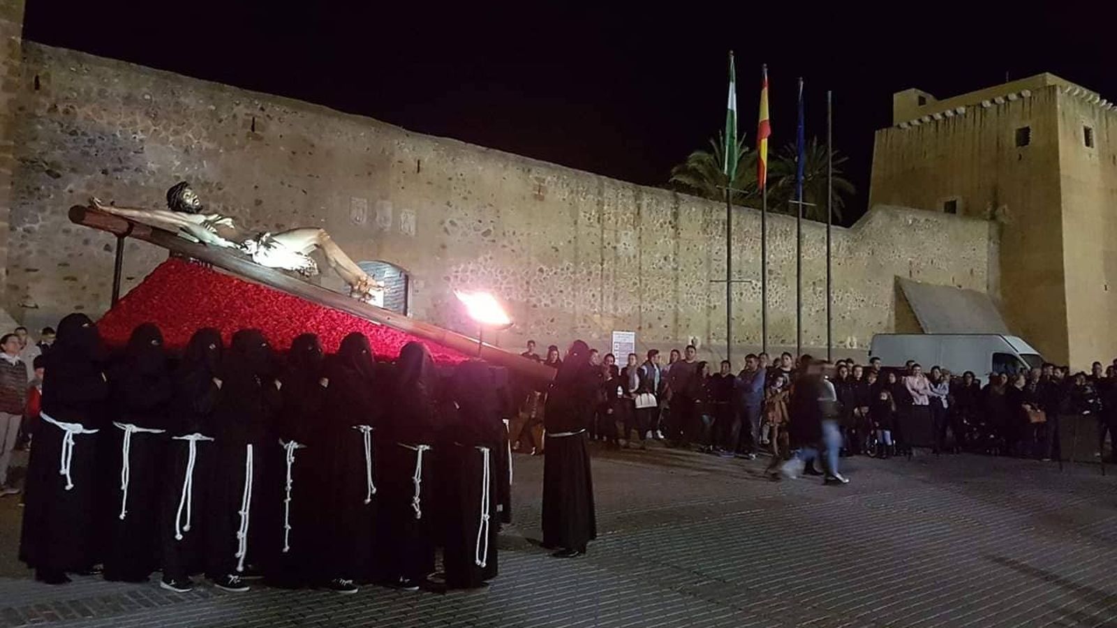Paso del Cristo del Perdón por la Plaza del Castillo de Cuevas.