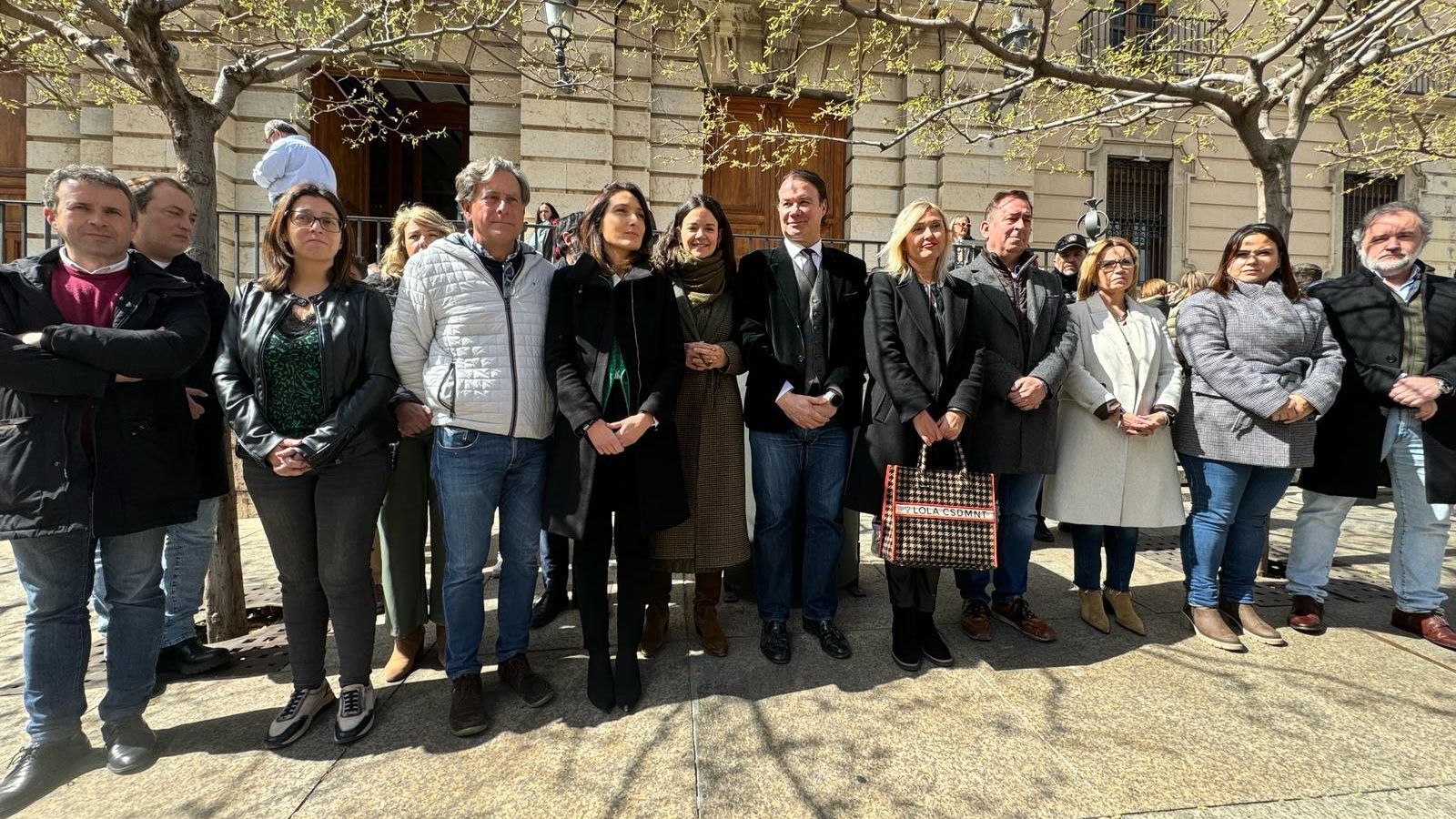 Foto minuto de silencio del Ayuntamiento de Jaén.