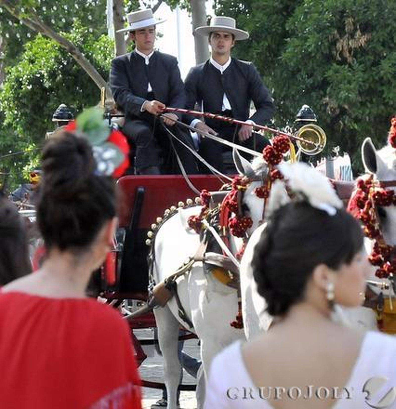 Dos jóvenes manejan un coche de caballos.

Foto: Juan Carlos Vázquez