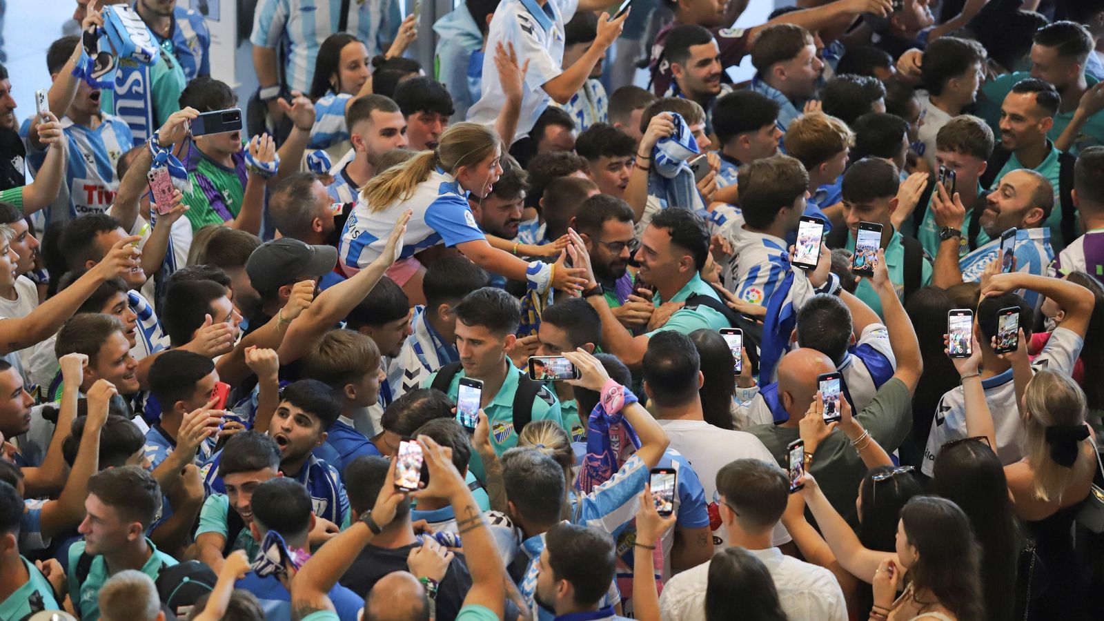 Las fotos de la afición despidiendo al Málaga en el aeropuerto antes de ir a Tarragona