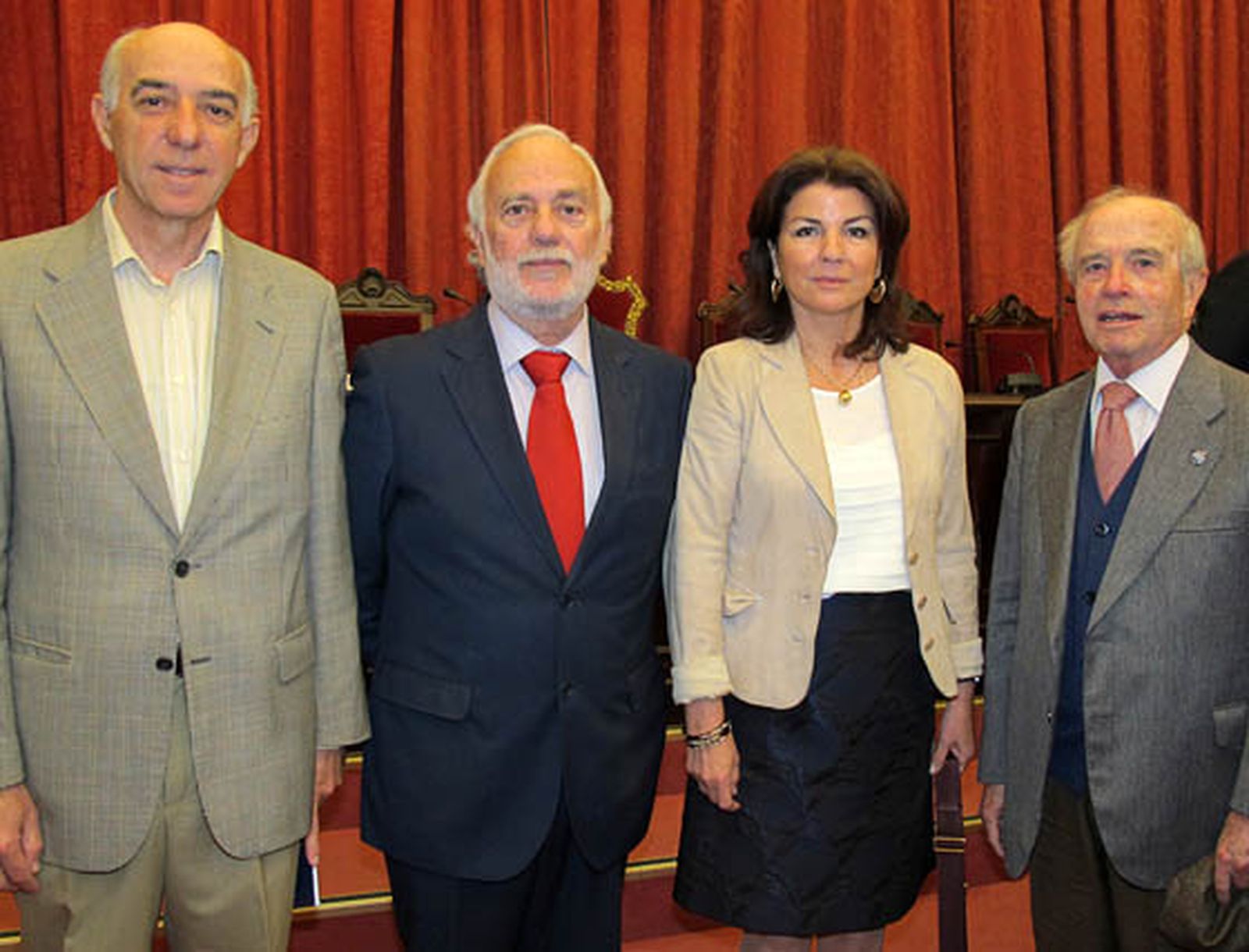 El catedrático Francisco Rodríguez Rubio, primer doctorando del premiado; Isaías Pérez Saldaña, presidente de Cartuja 93; y Anabel Morillo (directora general) y Juan Antonio Carrillo Salcedo (vicepresidente) de la Fundación Focus-Abengoa.

Foto: Victoria Ramírez