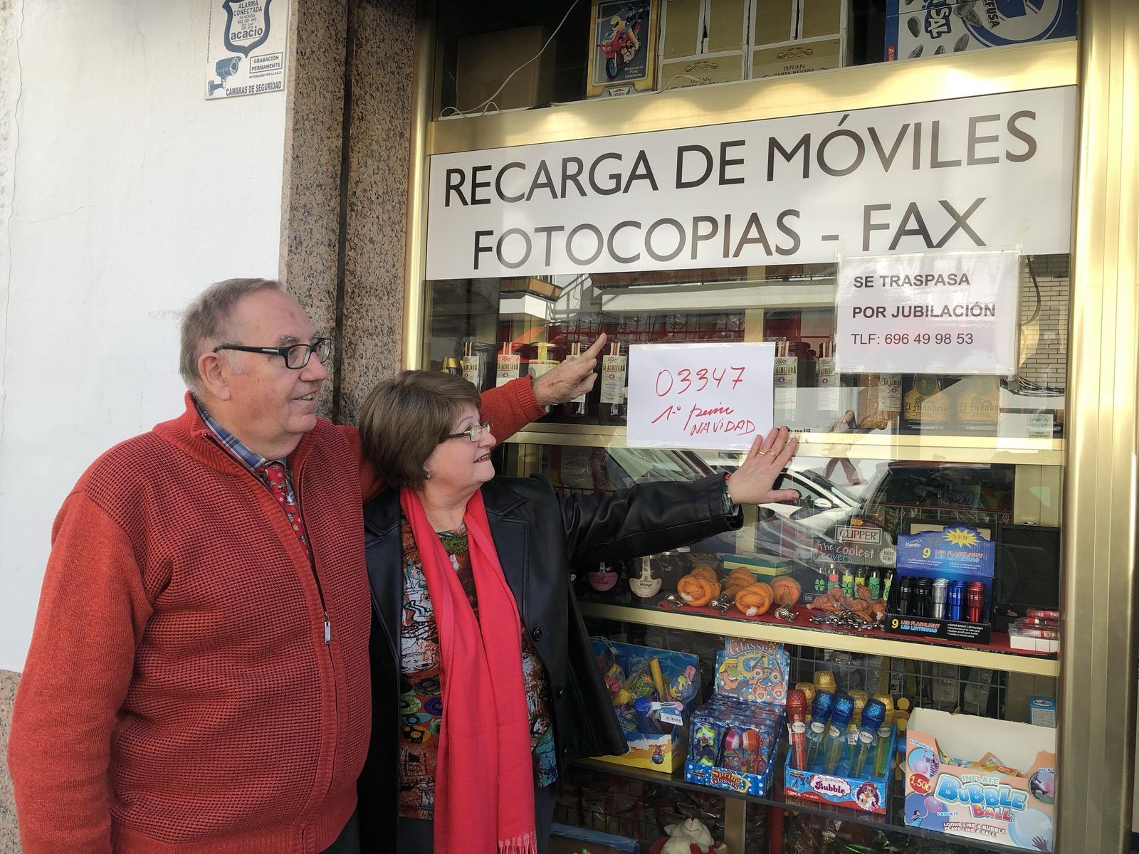 Ana María Gutiérrez y su marido traspasan este negocio por jubilación tras dar el Gordo de Navidad.