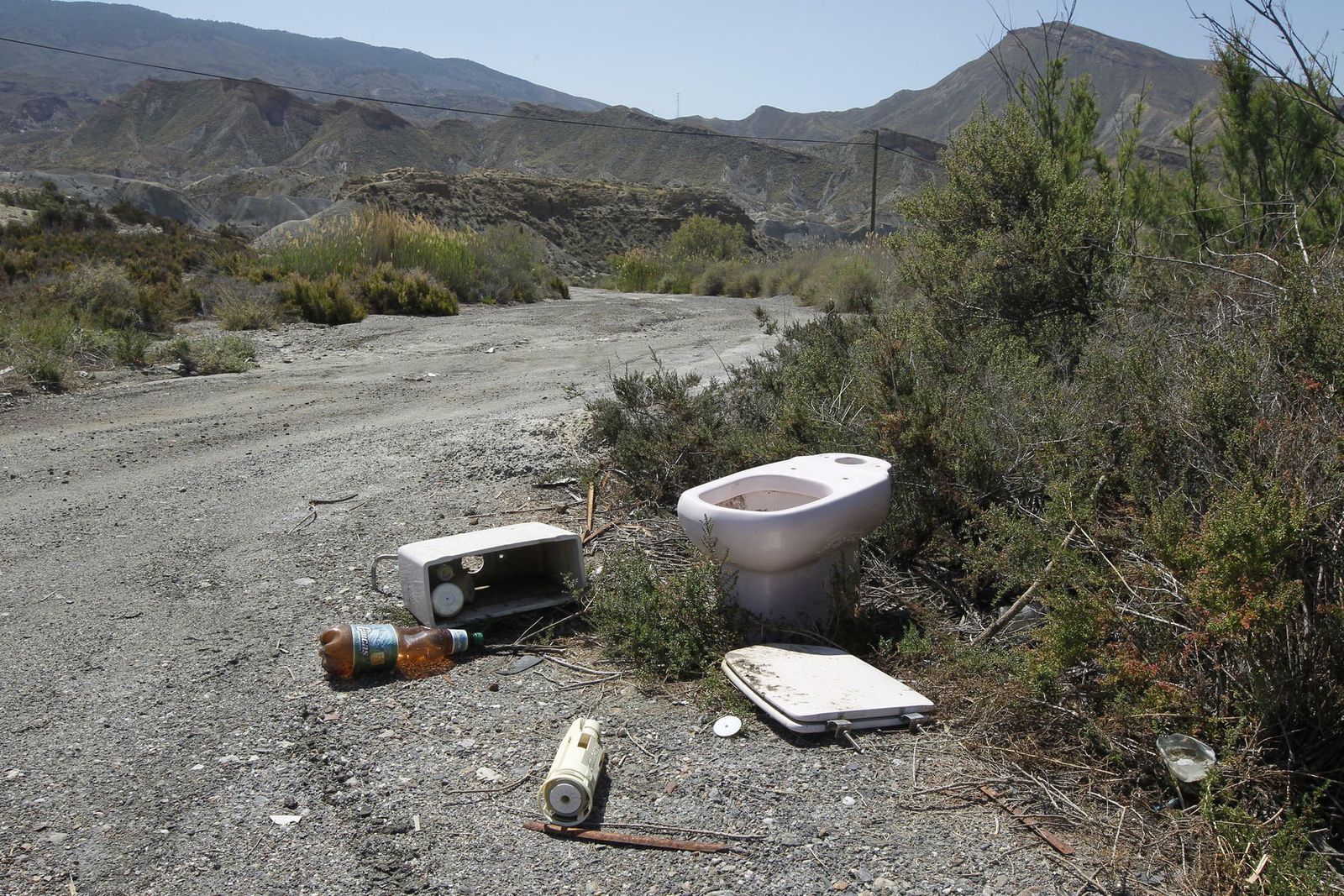 Un inodoro, por partes pero al completo, en mitad del desierto de Tabernas.