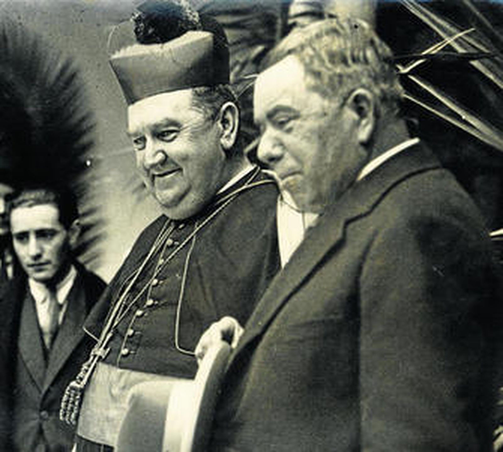 El obispo Manuel González, acompañado del constructor Antonio Baena Gómez.