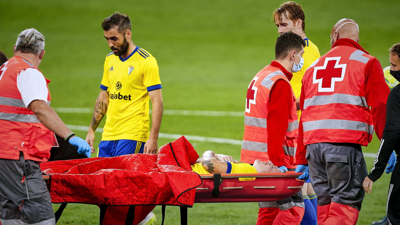 Salvi es retirado en camilla del césped del Carranza.