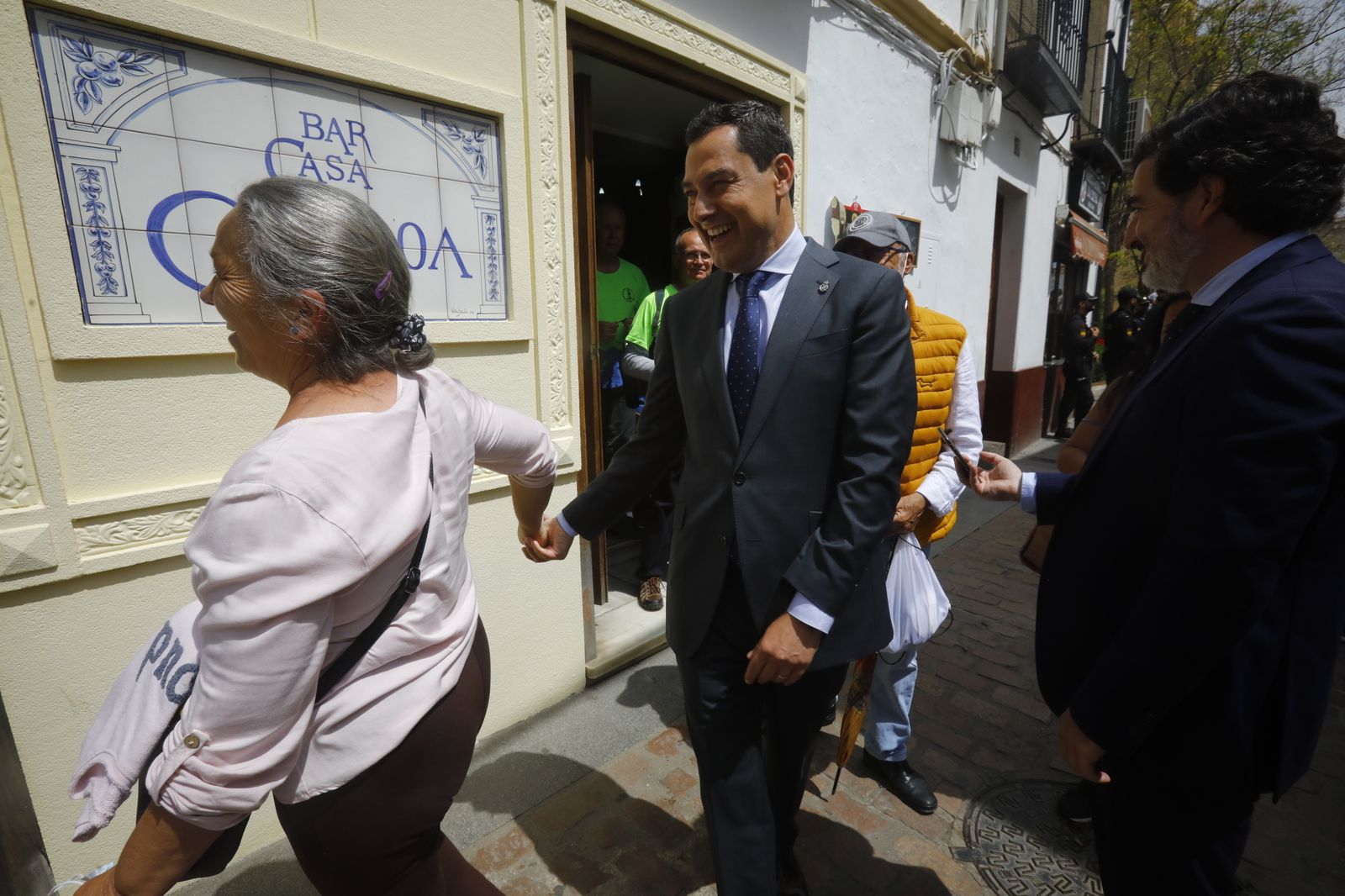 La visita de Juanma Moreno a los Patios de Córdoba, en imágenes.