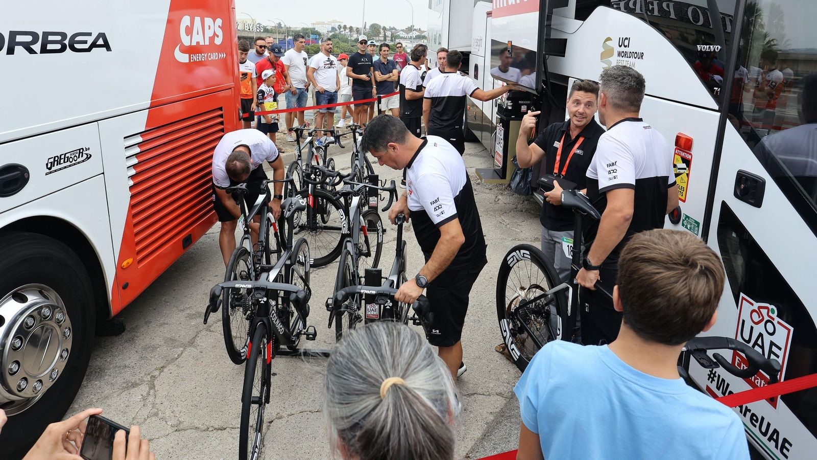Así fue la salida de la Vuelta España desde Carrefour Sur en Jerez